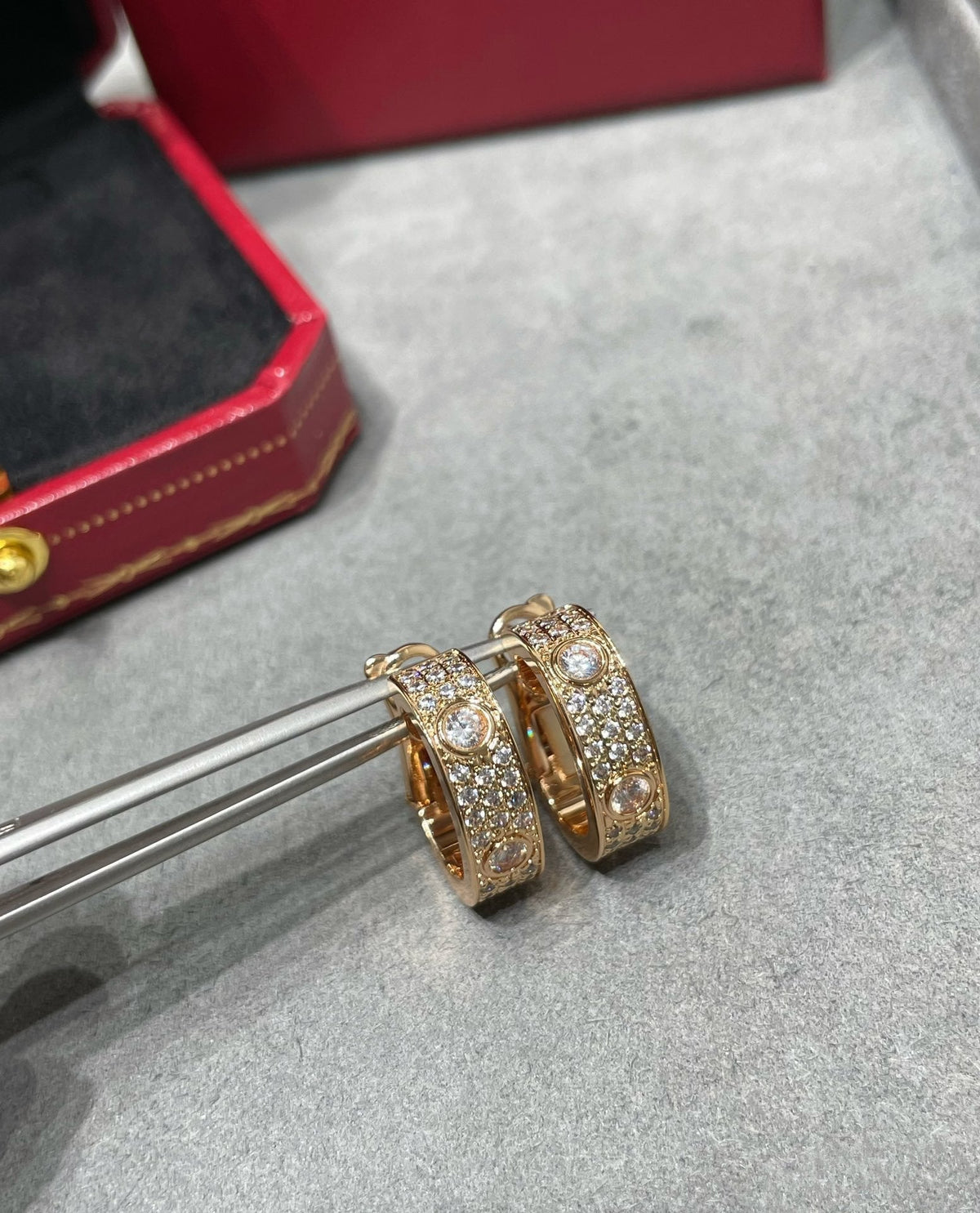 [Glow Muse]LOVE 5.5MM DIAMOND PAVED EARRINGS