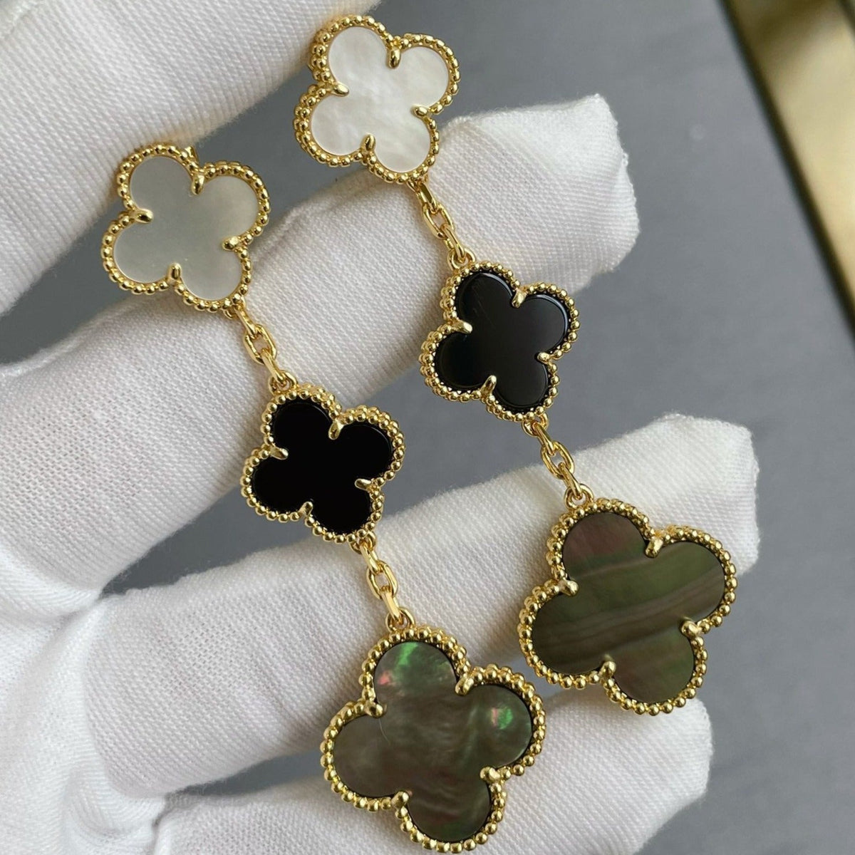 [Glow Muse]CLOVER 3 MOTIF MOP ONYX DARK MOP PINK GOLD EARRINGS