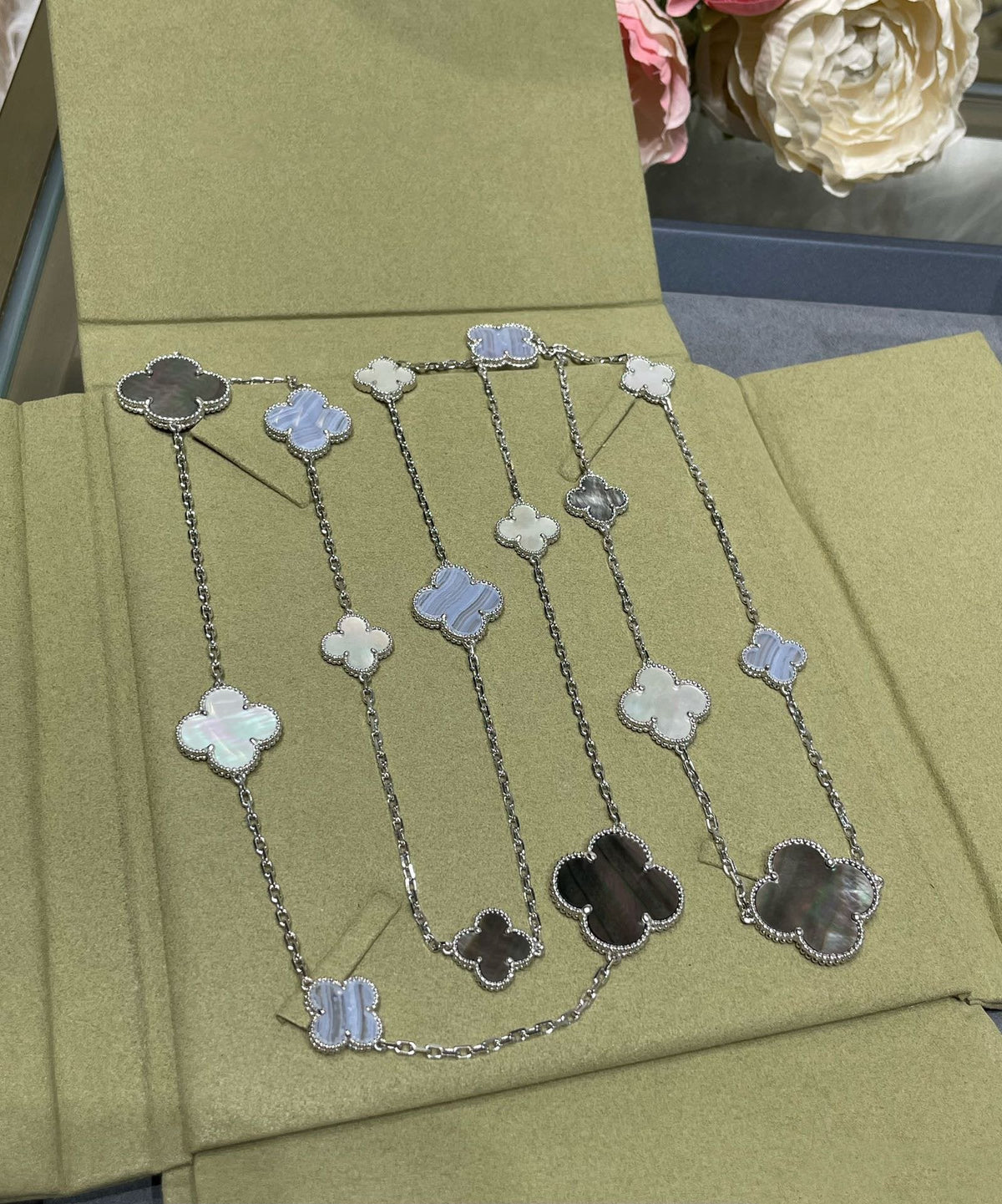 [Glow Muse]CLOVER 16 MOTIF CHALCEDONY MOP SILVER NECKLACE