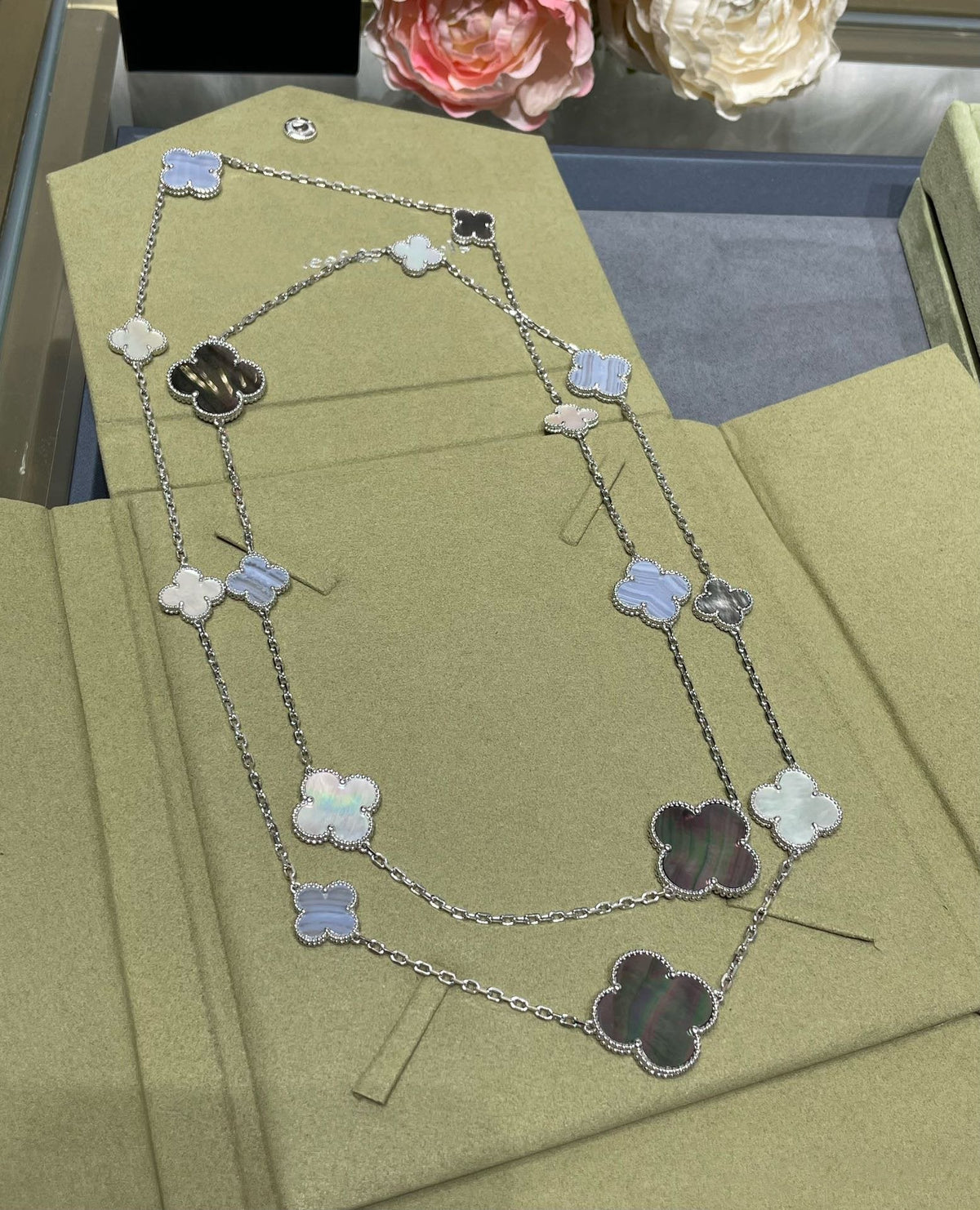 [Glow Muse]CLOVER 16 MOTIF CHALCEDONY MOP SILVER NECKLACE