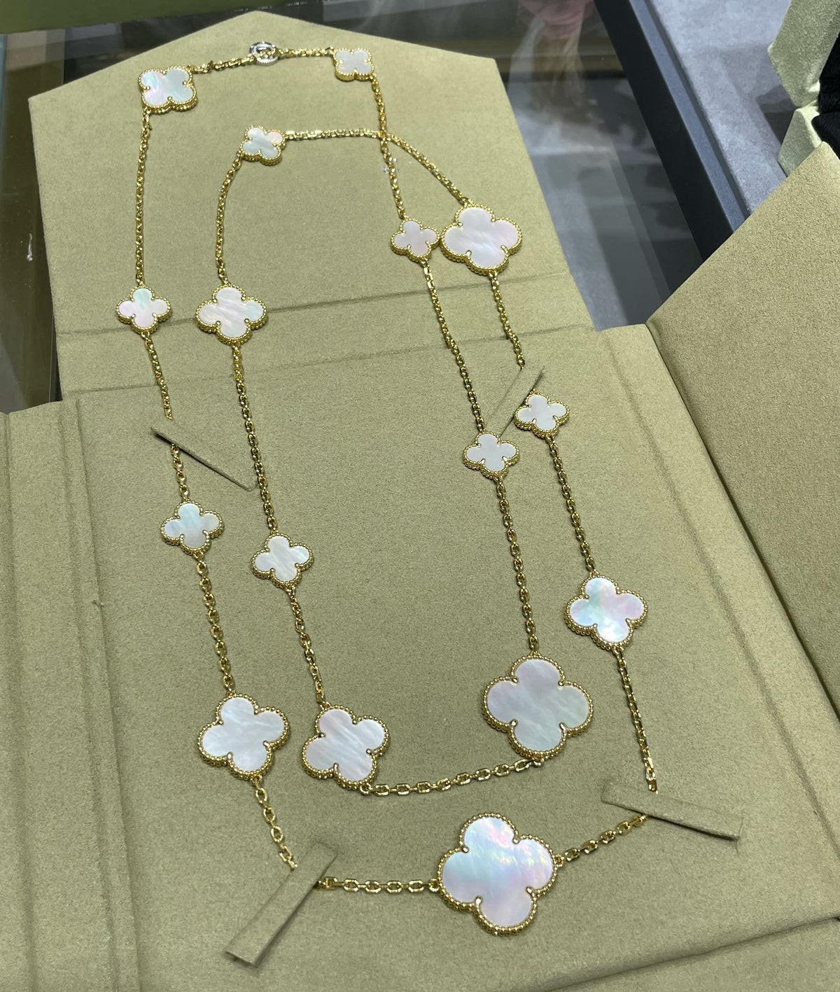[Glow Muse]CLOVER 16 MOTIF WHITE MOP GOLD NECKLACE