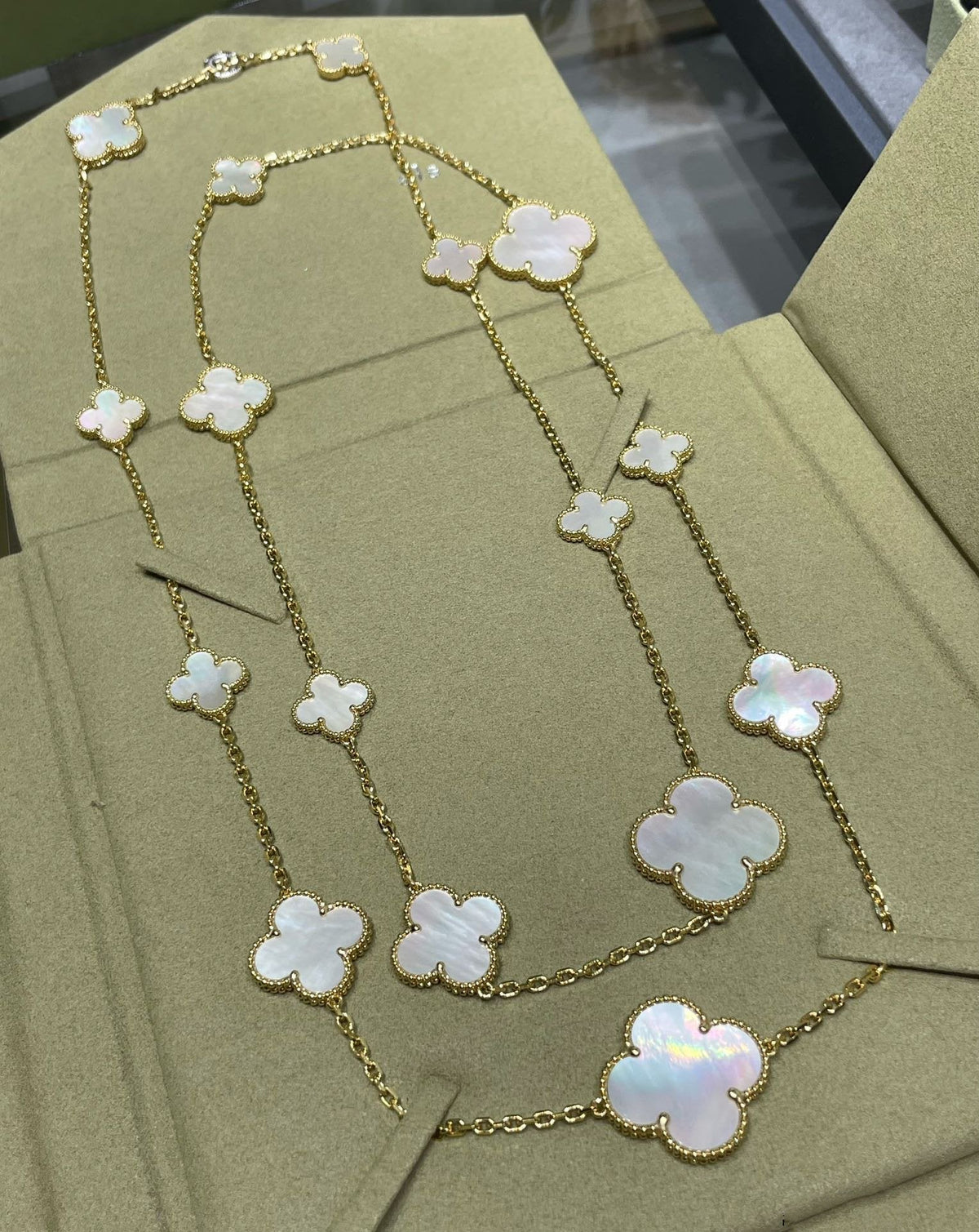 [Glow Muse]CLOVER 16 MOTIF WHITE MOP GOLD NECKLACE