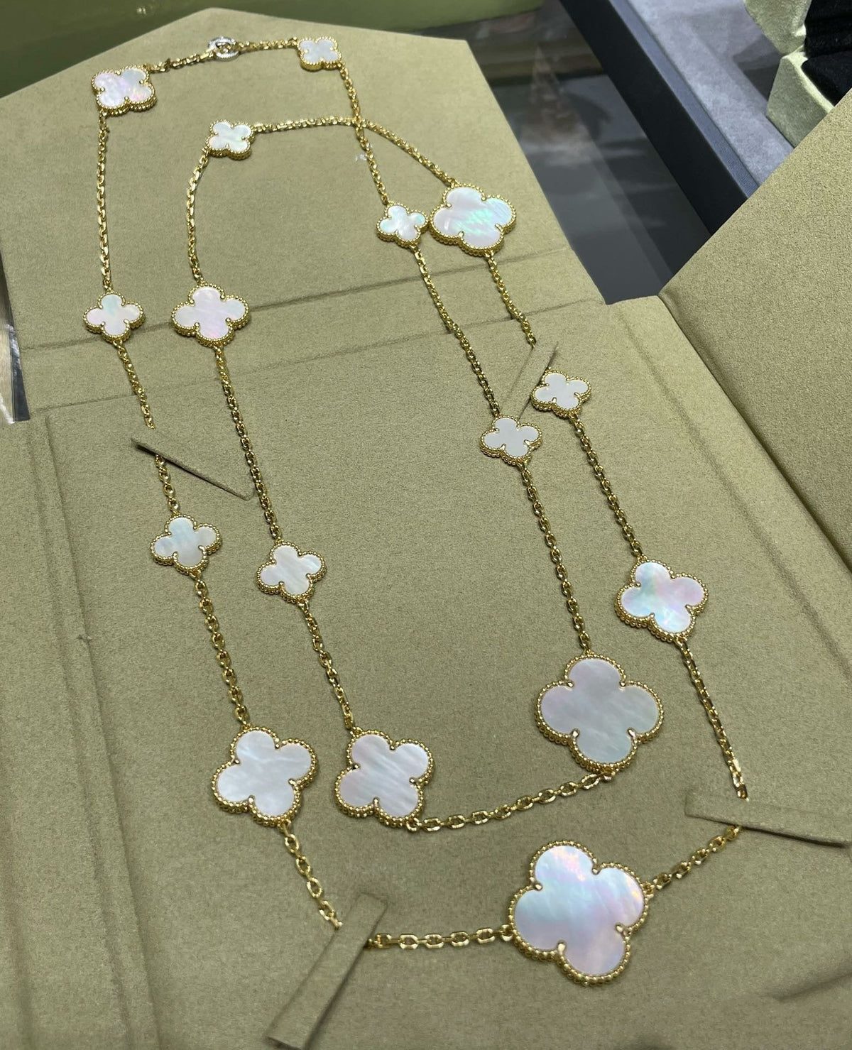 [Glow Muse]CLOVER 16 MOTIF WHITE MOP GOLD NECKLACE