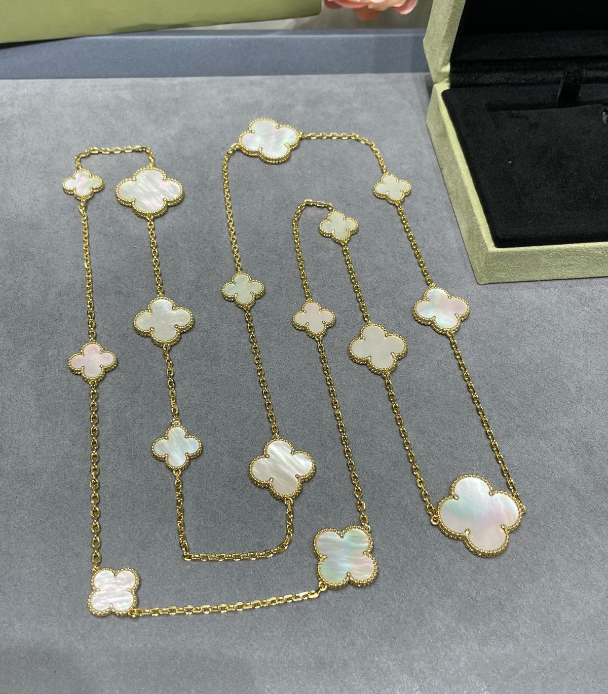 [Glow Muse]CLOVER 16 MOTIF WHITE MOP GOLD NECKLACE