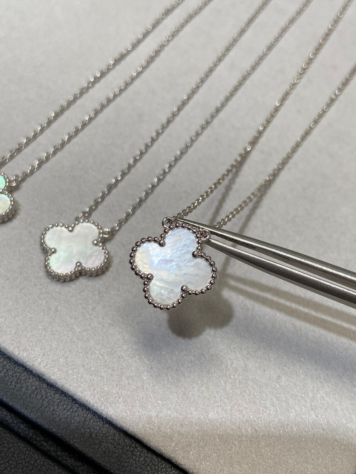[Glow Muse]CLOVER MEDIUM SILVER WHITE MOP NECKLACE