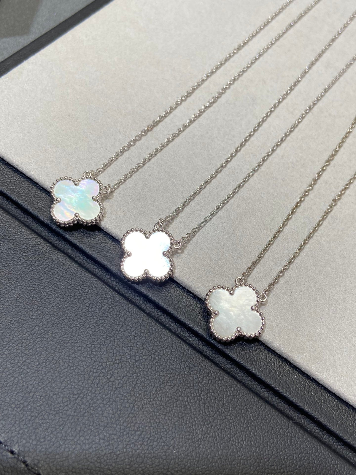 [Glow Muse]CLOVER MEDIUM SILVER WHITE MOP NECKLACE