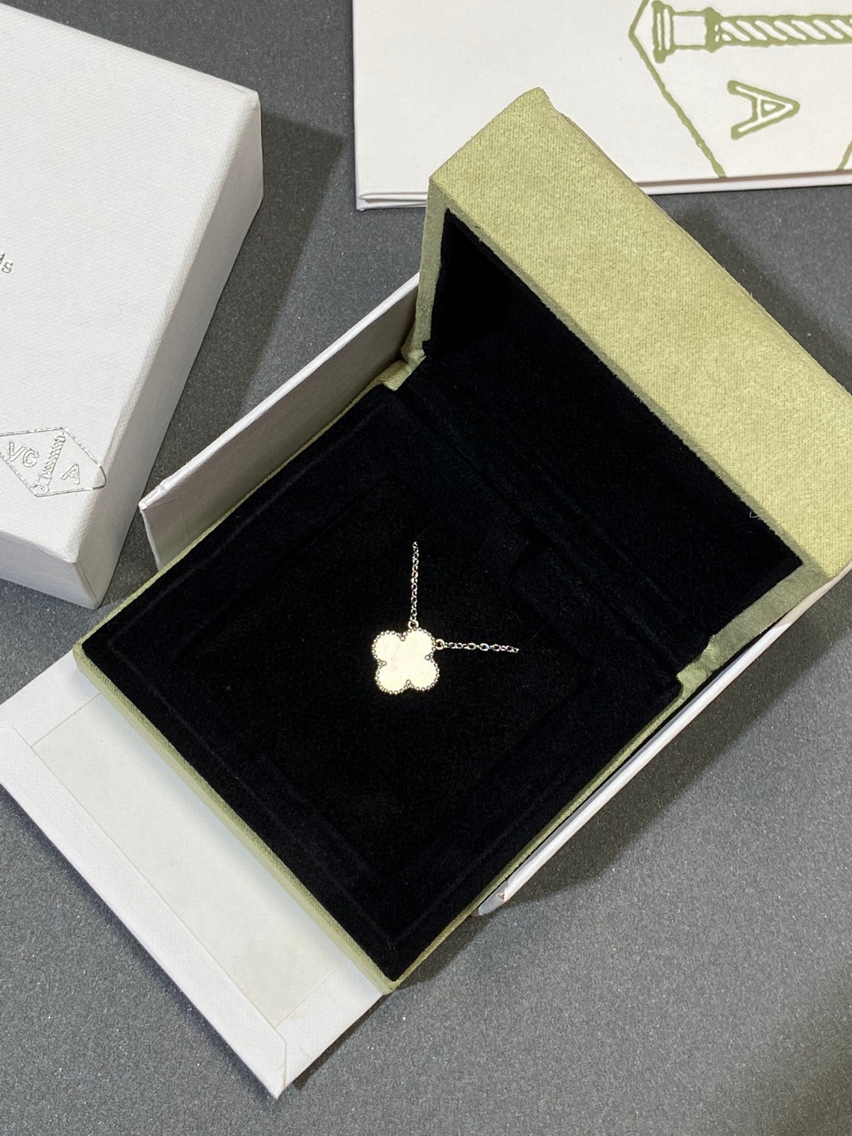 [Glow Muse]CLOVER MEDIUM SILVER WHITE MOP NECKLACE