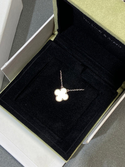 [Glow Muse]CLOVER MEDIUM SILVER WHITE MOP NECKLACE