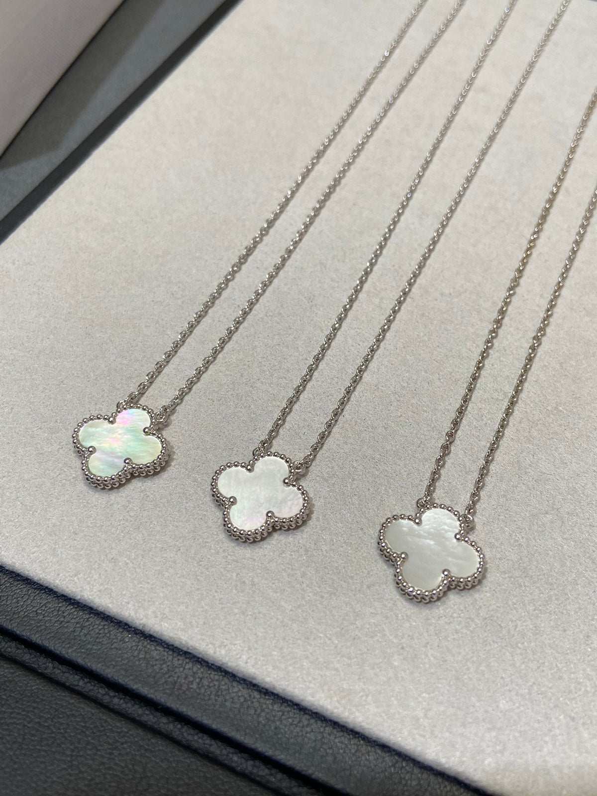 [Glow Muse]CLOVER MEDIUM SILVER WHITE MOP NECKLACE