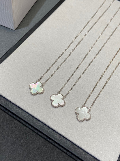 [Glow Muse]CLOVER MEDIUM SILVER WHITE MOP NECKLACE