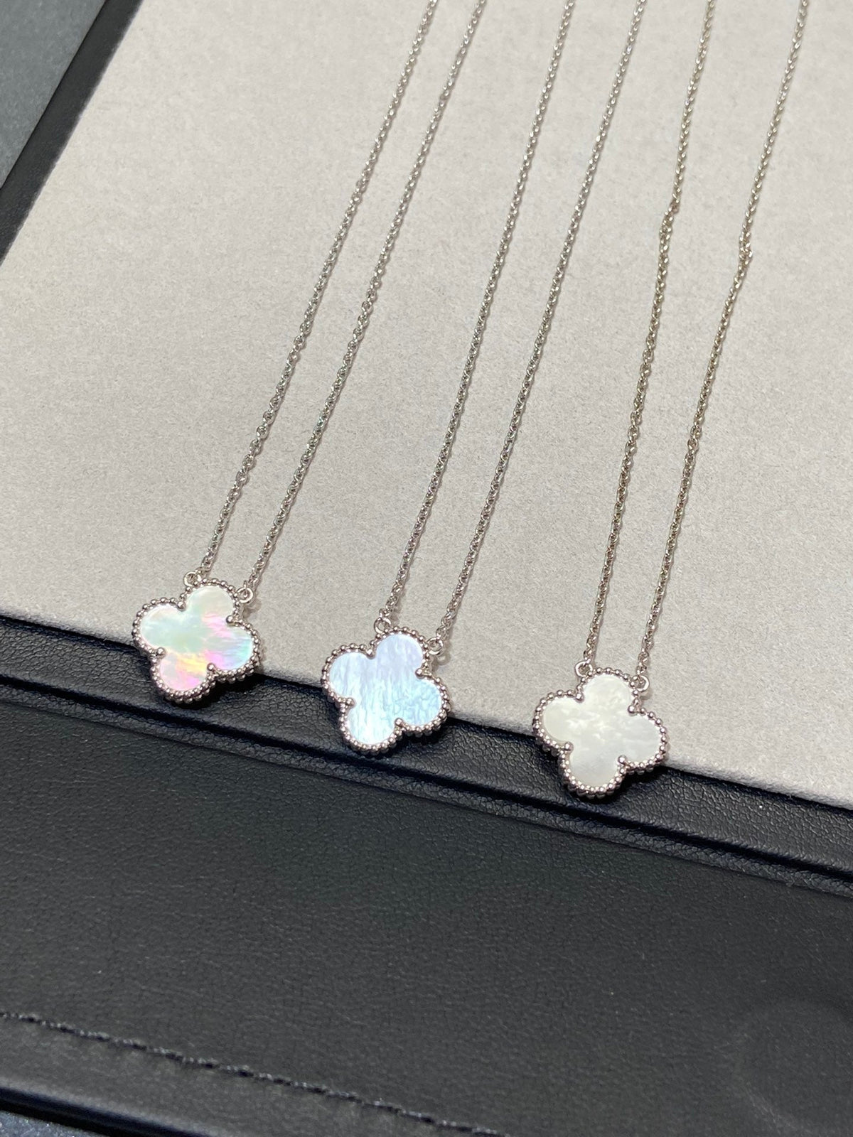 [Glow Muse]CLOVER MEDIUM SILVER WHITE MOP NECKLACE
