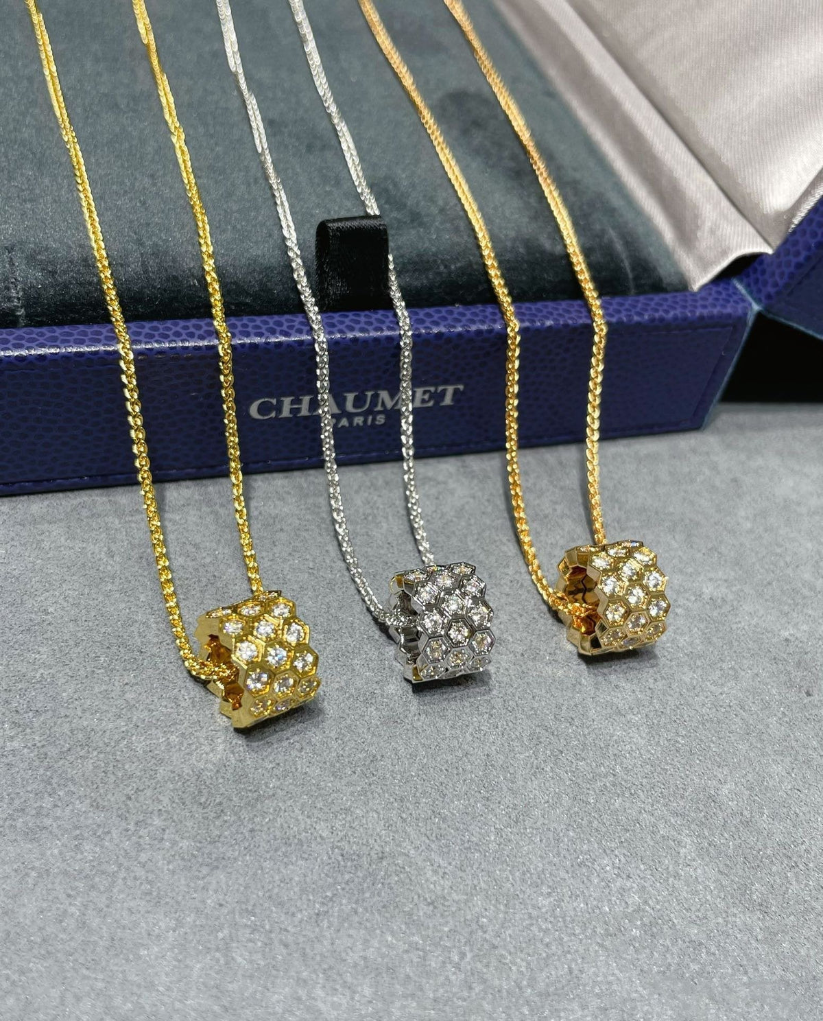 [Glow Muse]BEE LOVE DIAMOND PAVED 3 ROW NECKLACE