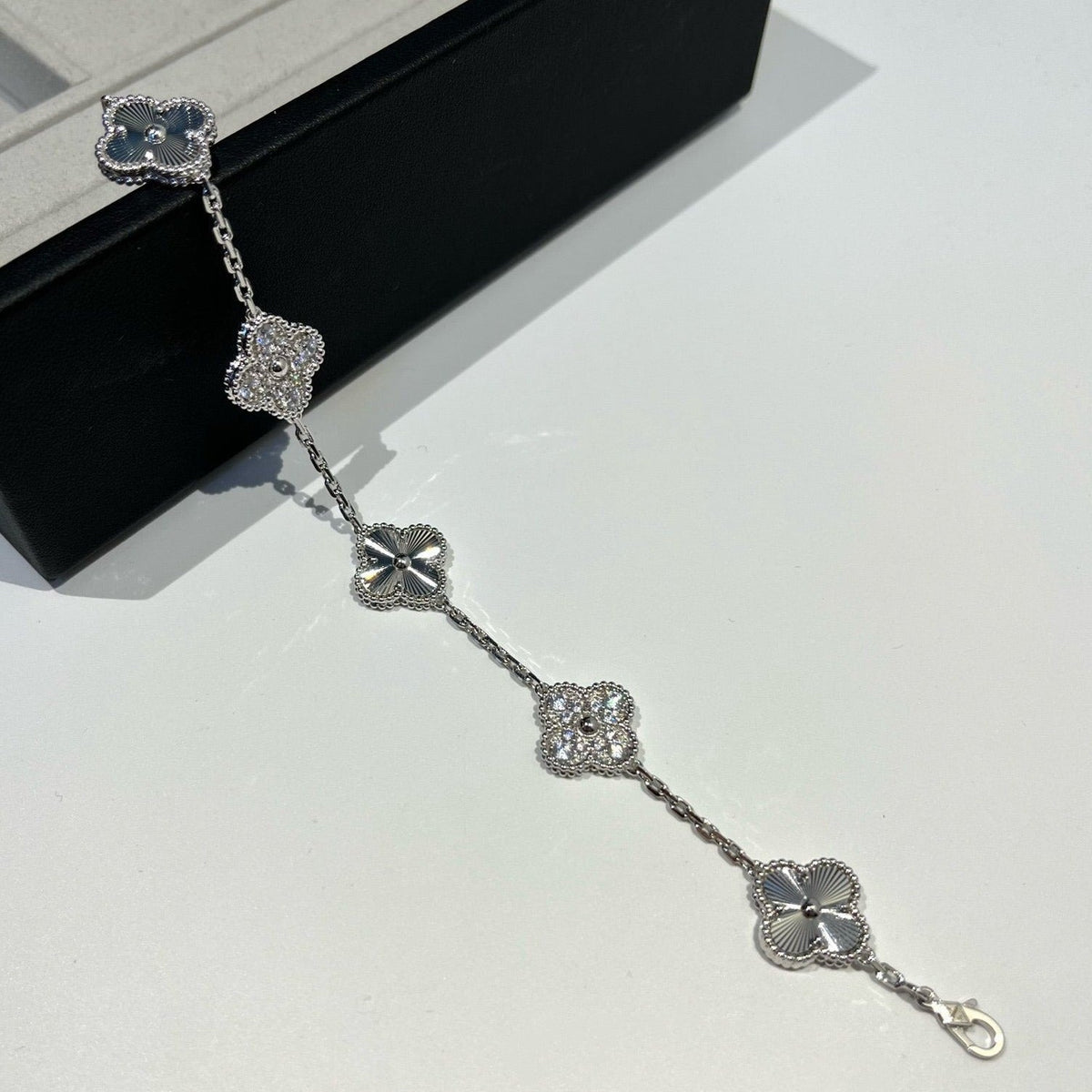 [Glow Muse] CLOVER 5 MOTIF LASER BRACELET COLLECTION