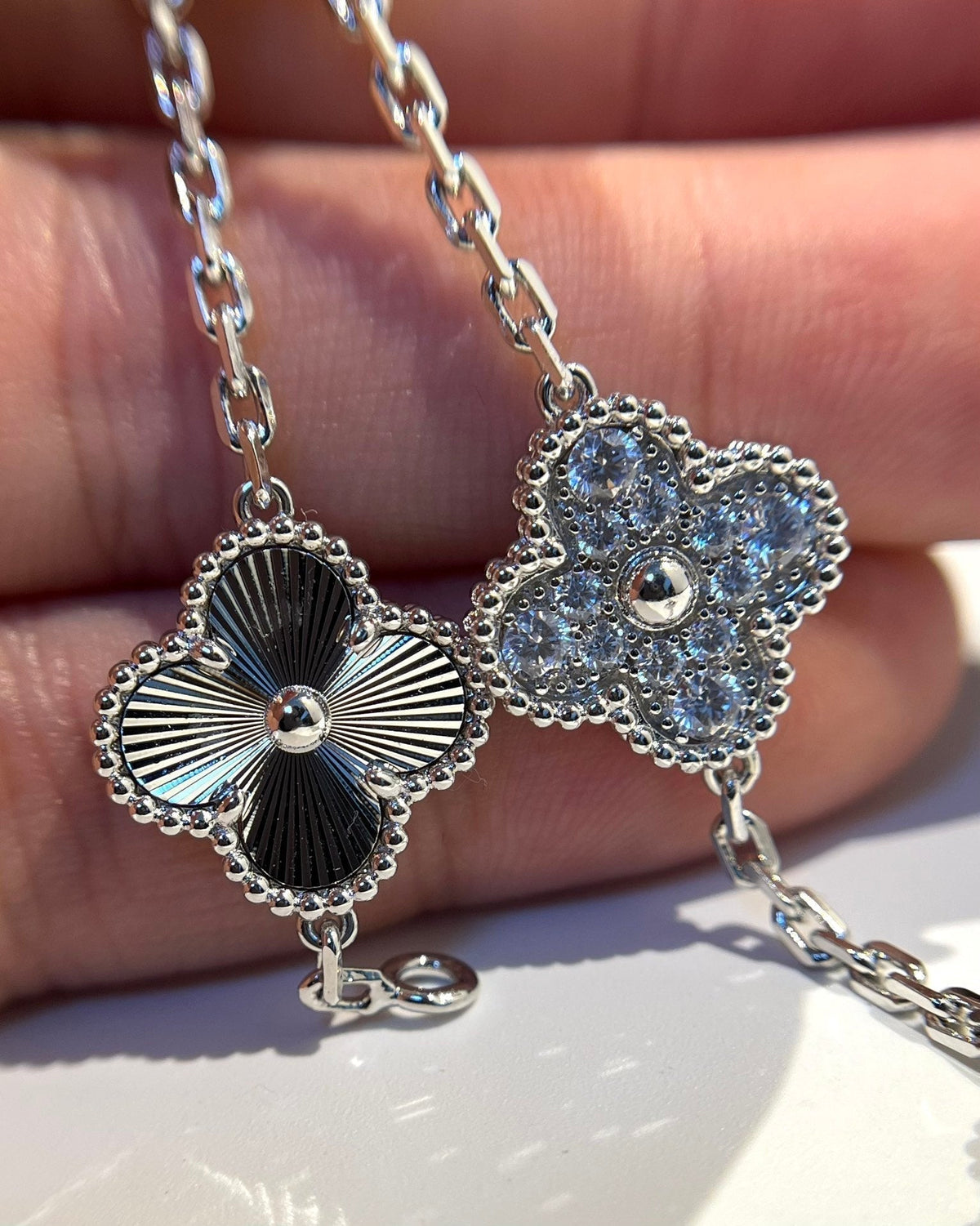 [Glow Muse] CLOVER 5 MOTIF LASER BRACELET COLLECTION