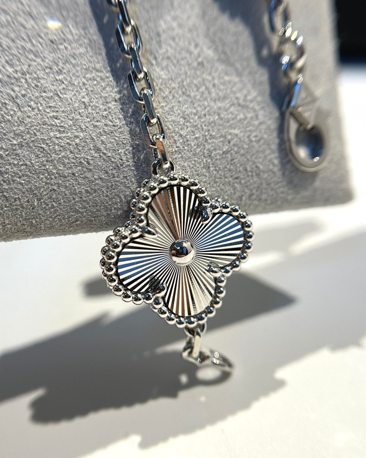 [Glow Muse] CLOVER 5 MOTIF LASER BRACELET COLLECTION