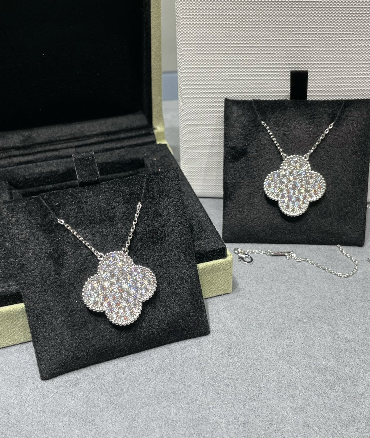[Glow Muse]CLOVER 25MM LARGE PENDANT DIAMOND PAVED SILVER NECKLACE