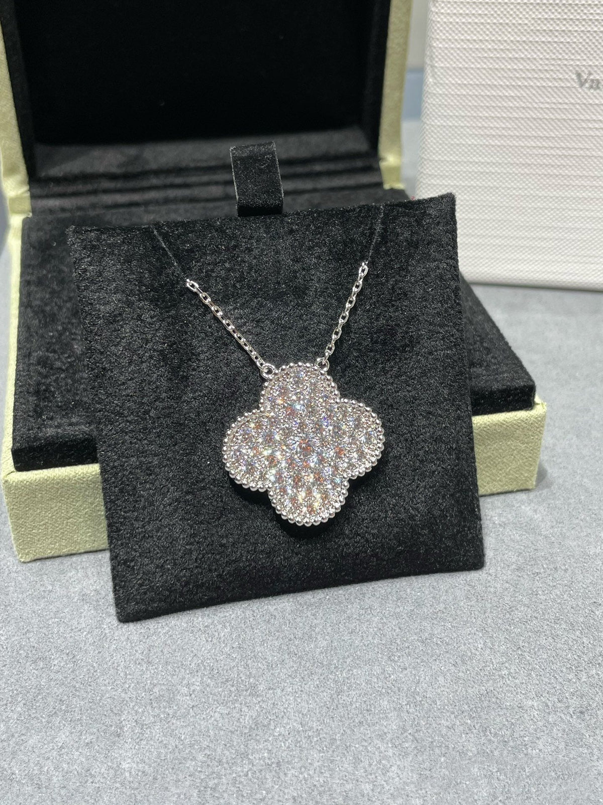 [Glow Muse]CLOVER 25MM LARGE PENDANT DIAMOND PAVED SILVER NECKLACE