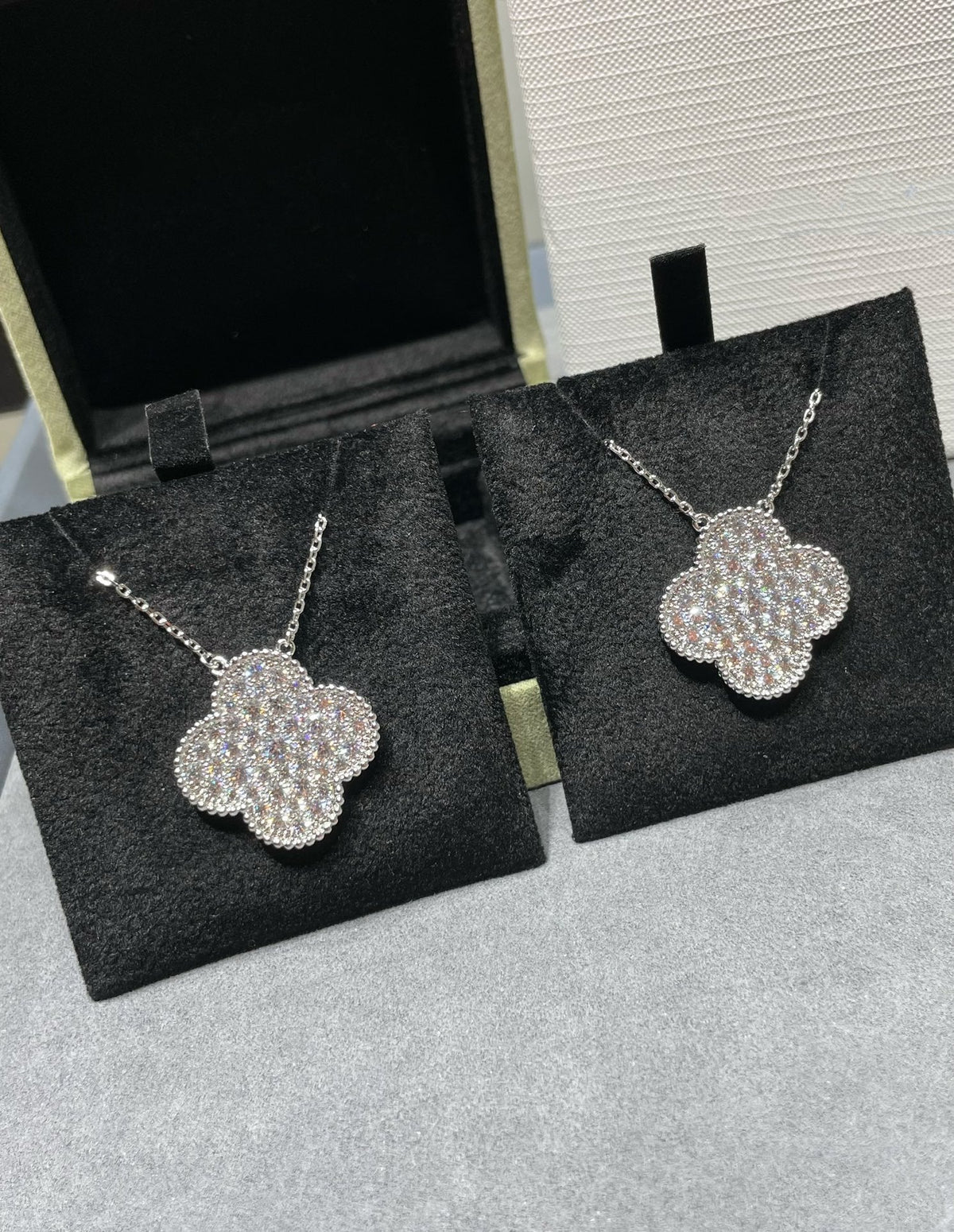 [Glow Muse]CLOVER 25MM LARGE PENDANT DIAMOND PAVED SILVER NECKLACE