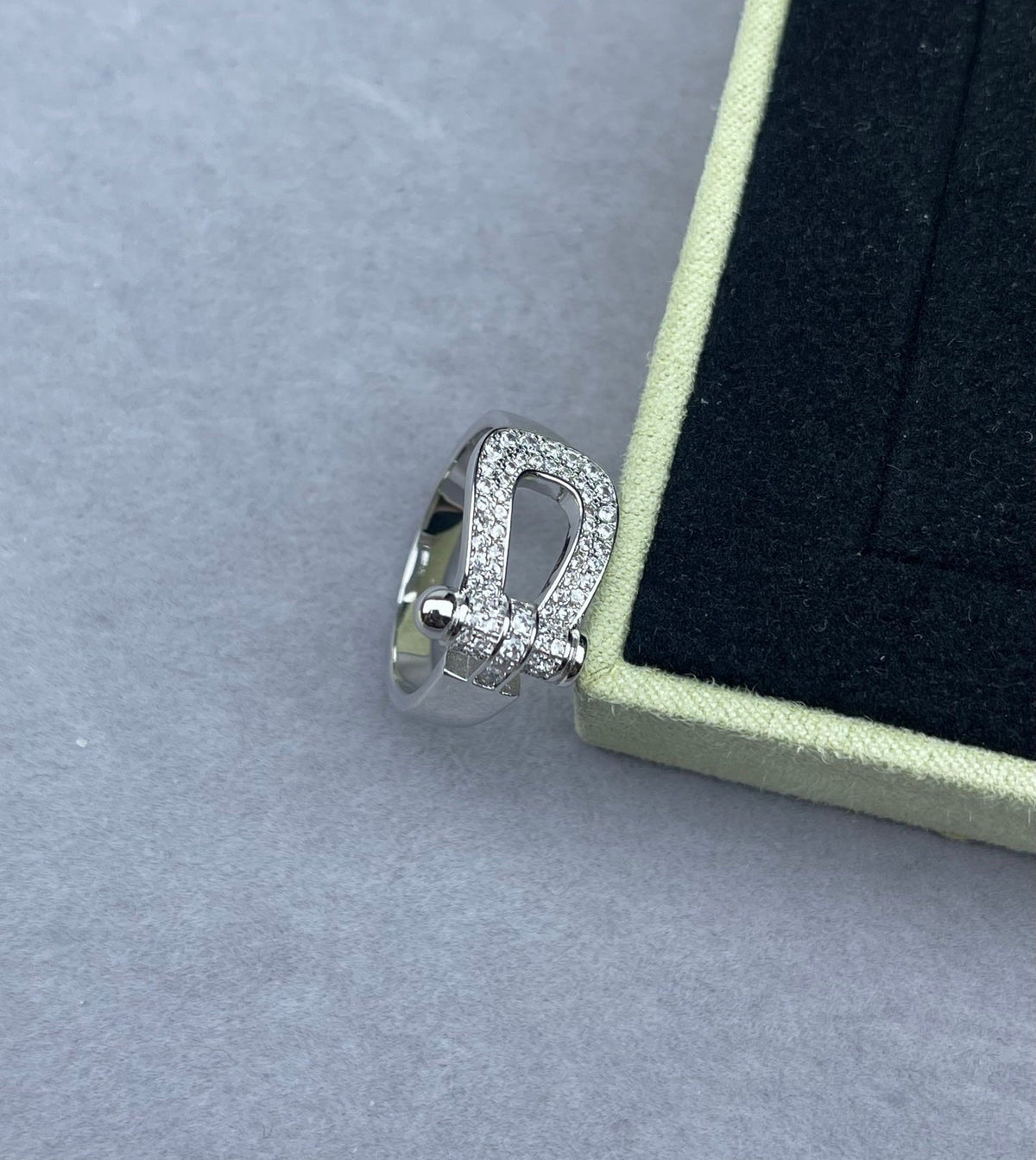 [Glow Muse]Wide Hoof-Shaped Diamond-Studded Ring