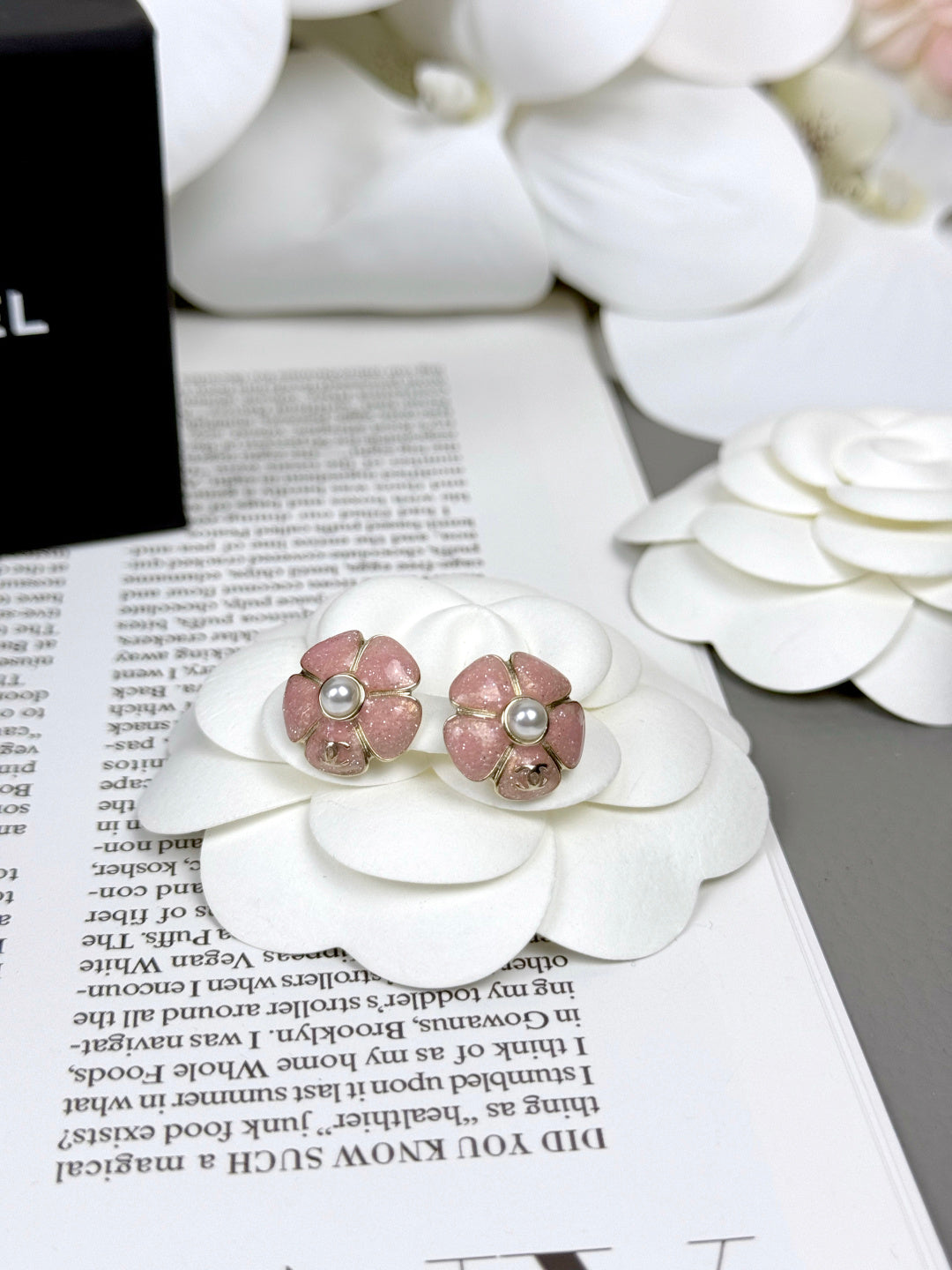 [Glow Muse]26C Pink Camellia Pearl Enamel Stud Earrings