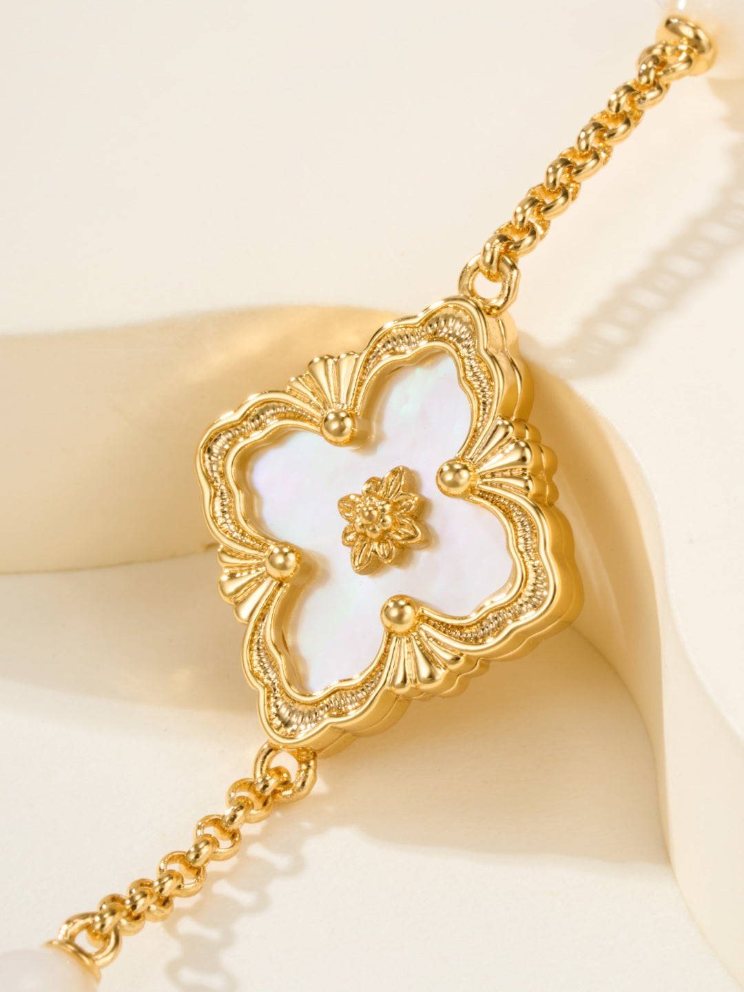 [⭐Glow Muse]B.C.L ENAMELED Three-Flower Bracelet（Trumpet)
