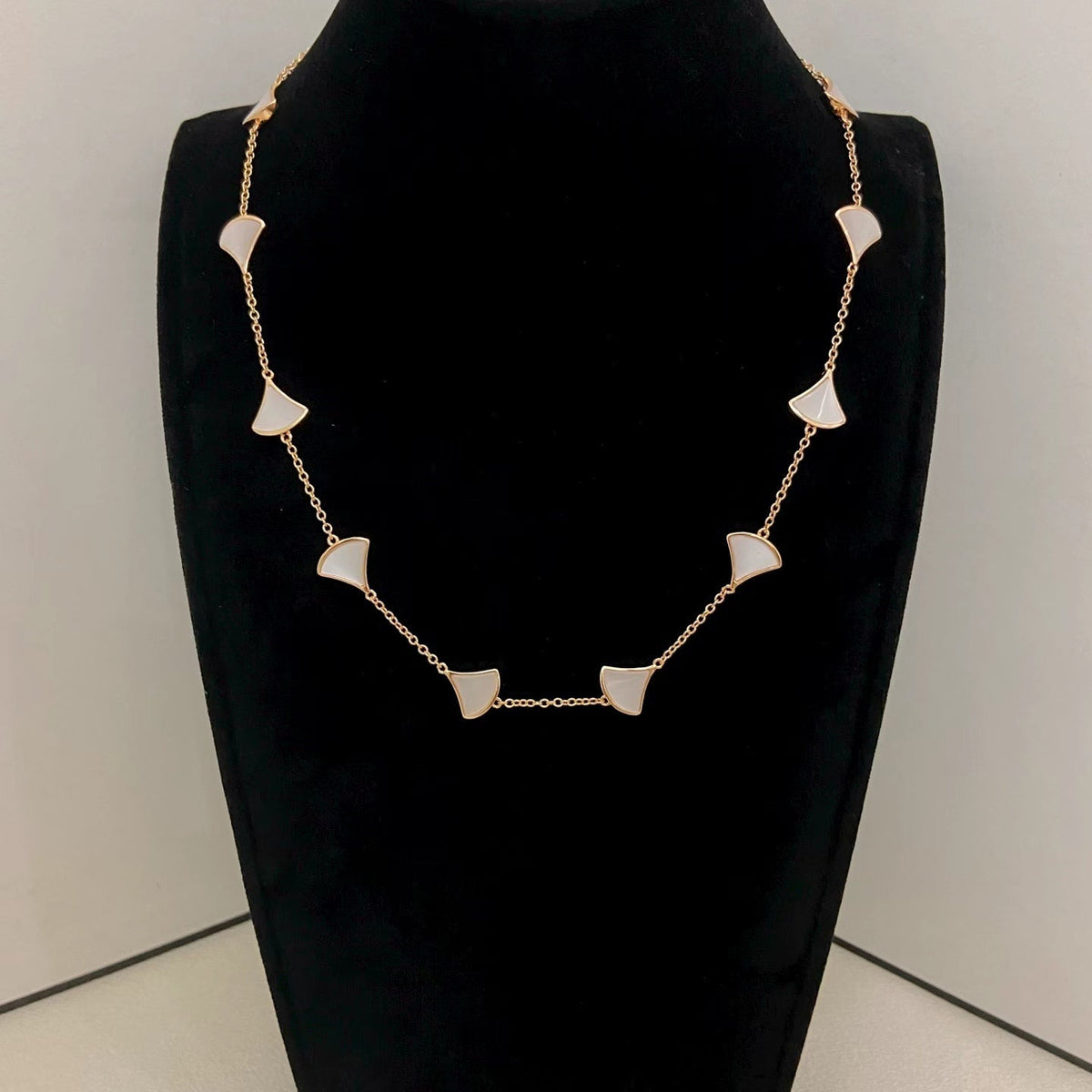 [⭐Glow Muse]NEW ARRIVAL: TEN-FLOWER DRESS AND GOLD NECKLACE