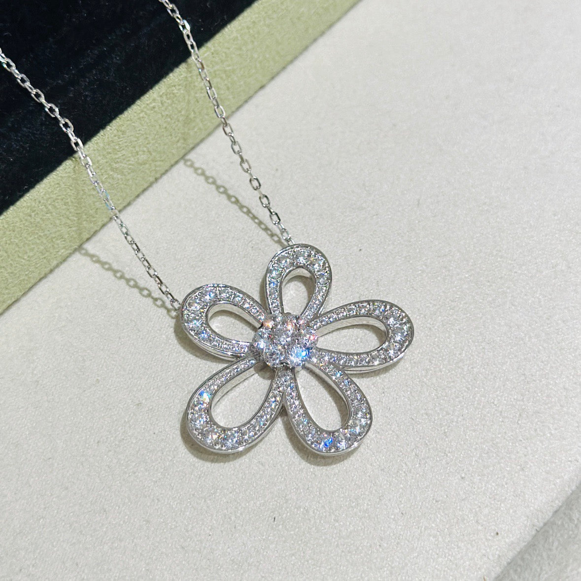 [⭐Glow Musel]FLOWERLACE NECKLACE FULL DIAMONDS