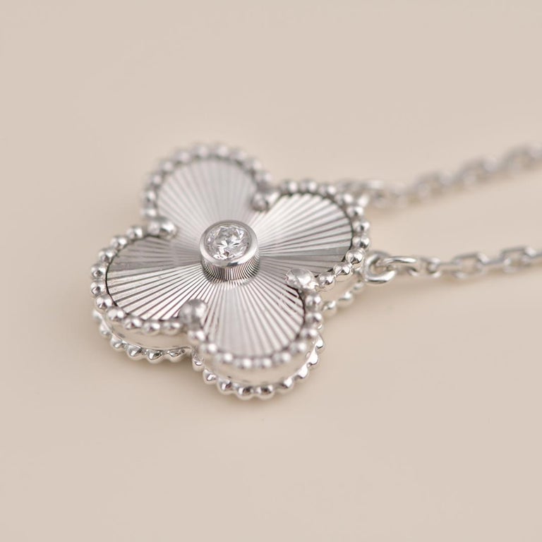 [Glow Muse]CLOVER  15MM DIAMOND LASER NECKLACE SILVER
