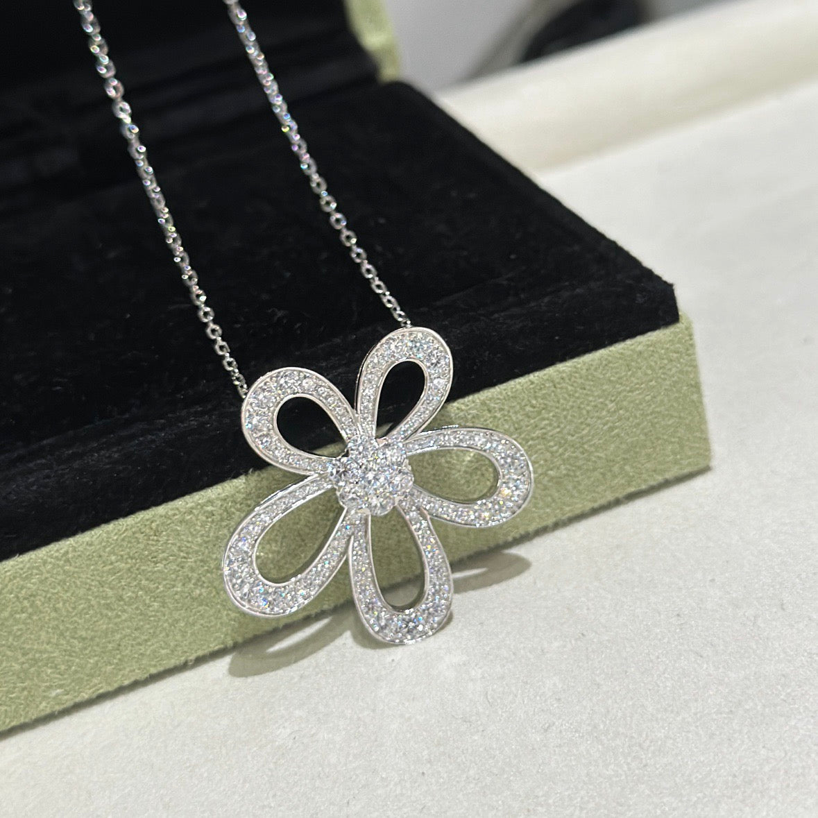 [⭐Glow Musel]FLOWERLACE NECKLACE FULL DIAMONDS