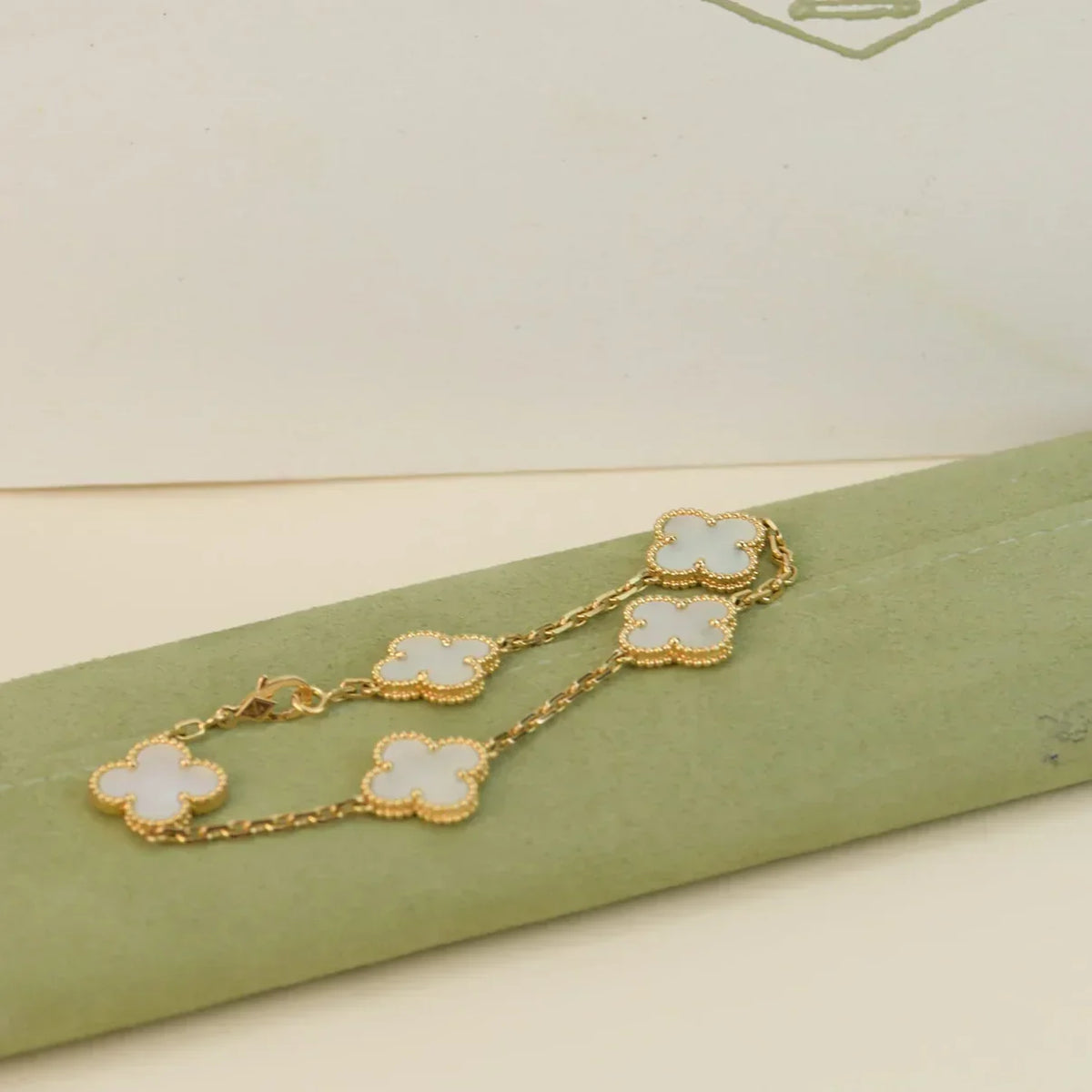 [⭐Glow Muse]CLOVER WHITE PEARL MOP 5 MOTIF BRACELET COLLECTION