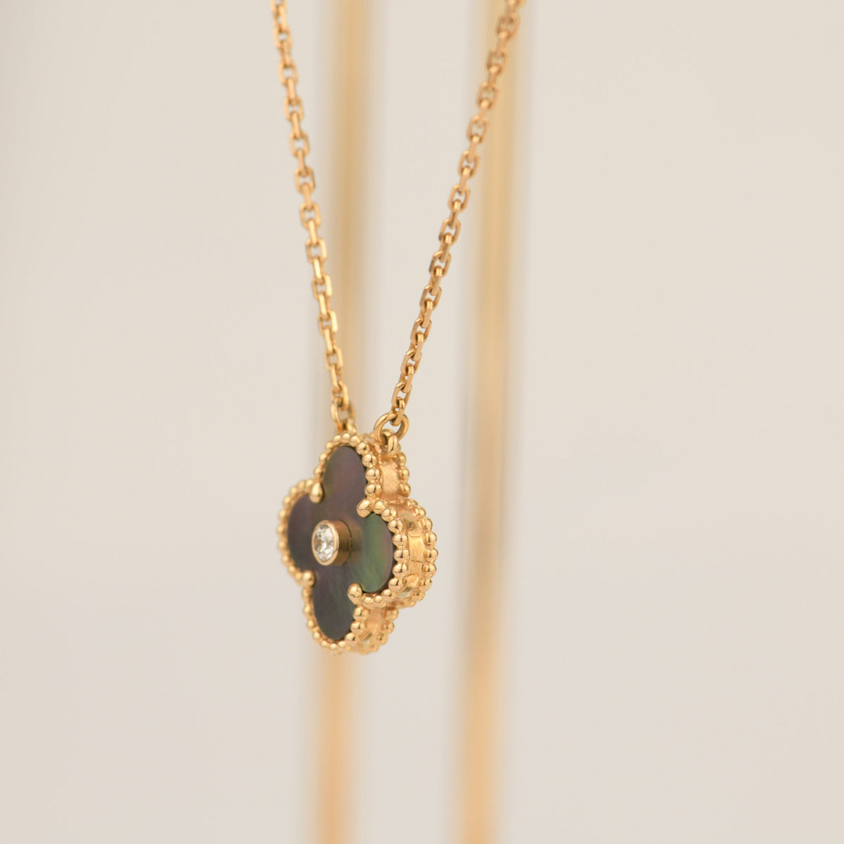 [Glow Muse]CLOVER 15MM DIAMOND AND MOTHER-OF-GREY NECKLACE