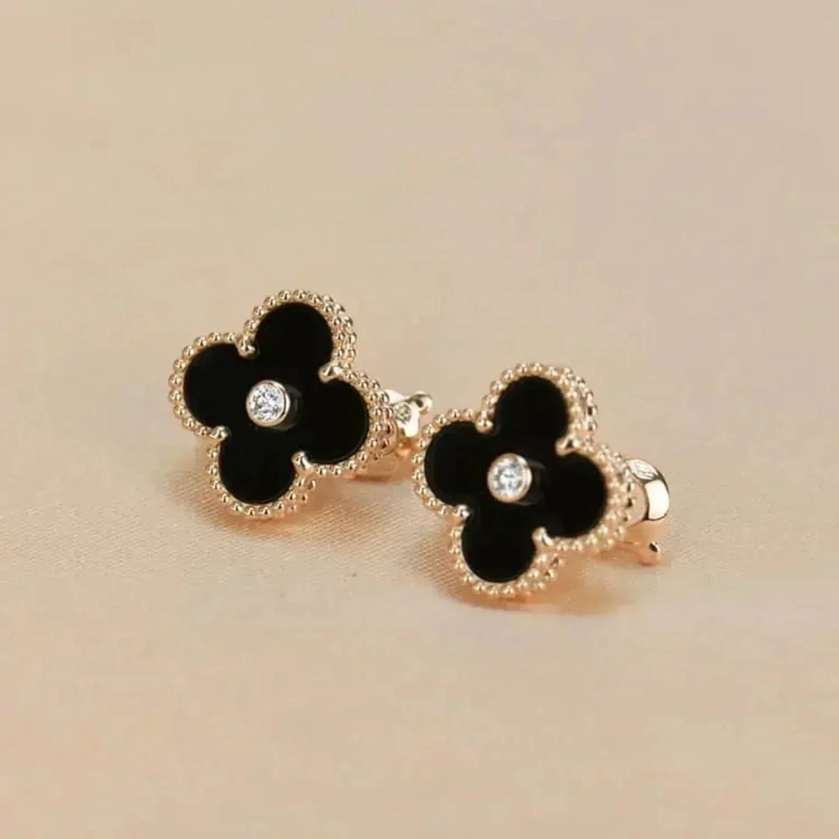 [Glow Muse]CLOVER MEDIUM 1 MOTIFS ONYX DIAMOND EARRINGS