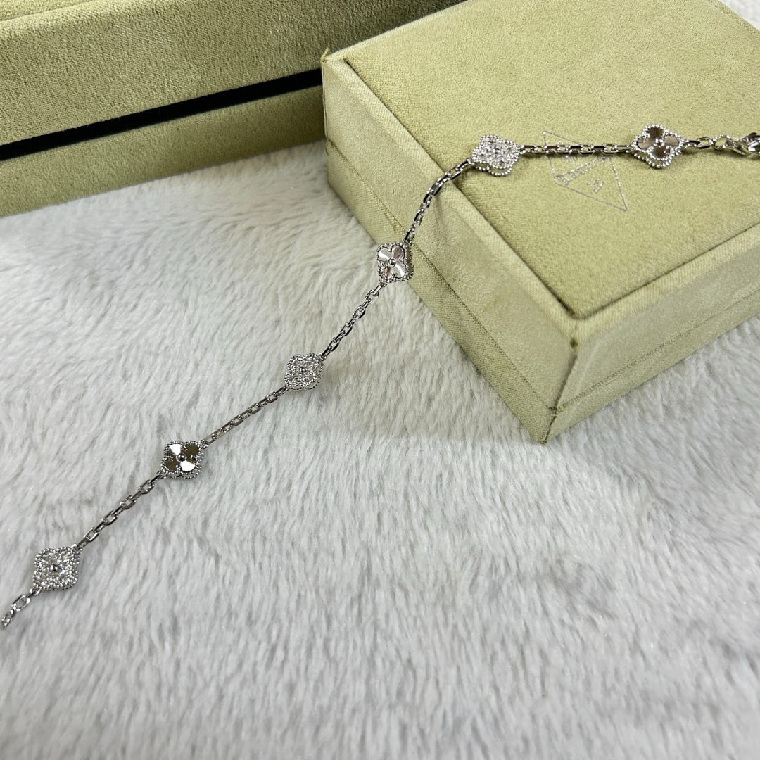 [Glow Muse]CLOVER 6 MOTIF DIAMOND LASER BRACELET