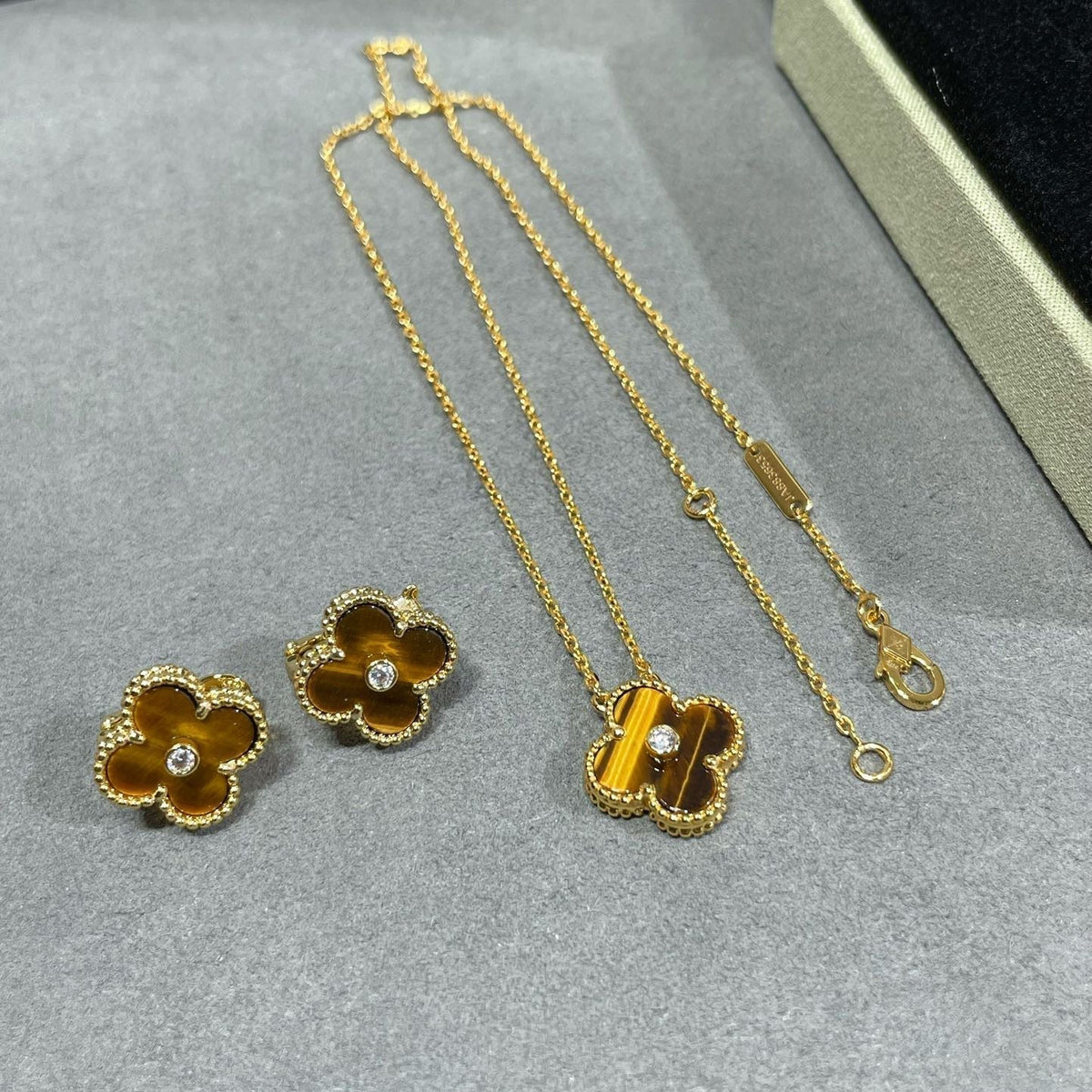 [Glow Muse]CLOVER 15MM DIAMOND AND YELLOW TIGER'S EYE AGATE necklace