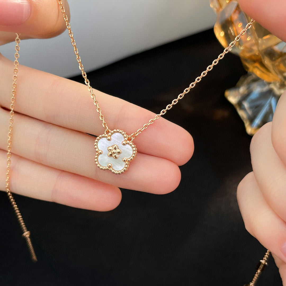 [Glow Muse]LUCKY  WHITE MOP  PLUM BLOSSOM NECKLACE