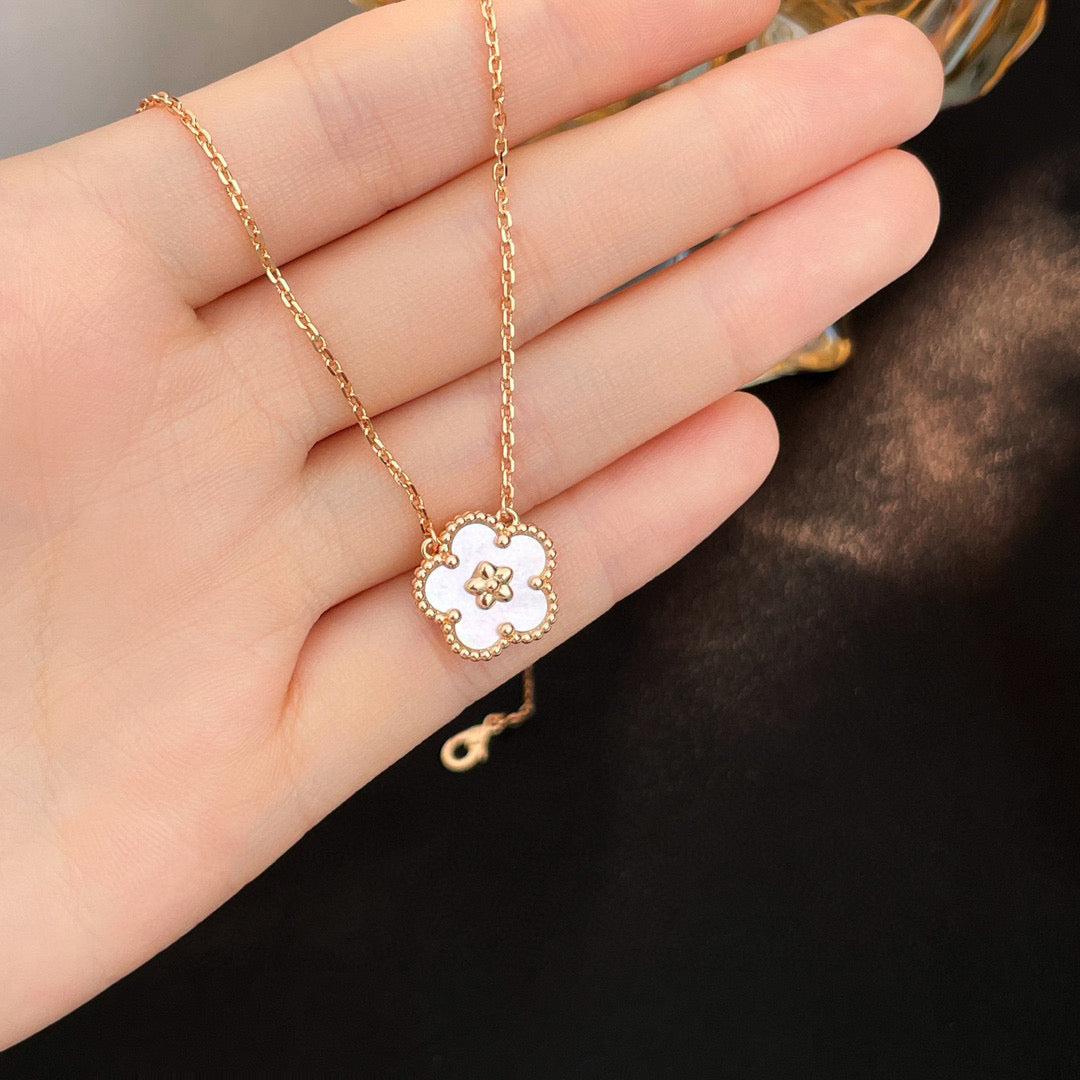[Glow Muse]LUCKY  WHITE MOP  PLUM BLOSSOM NECKLACE
