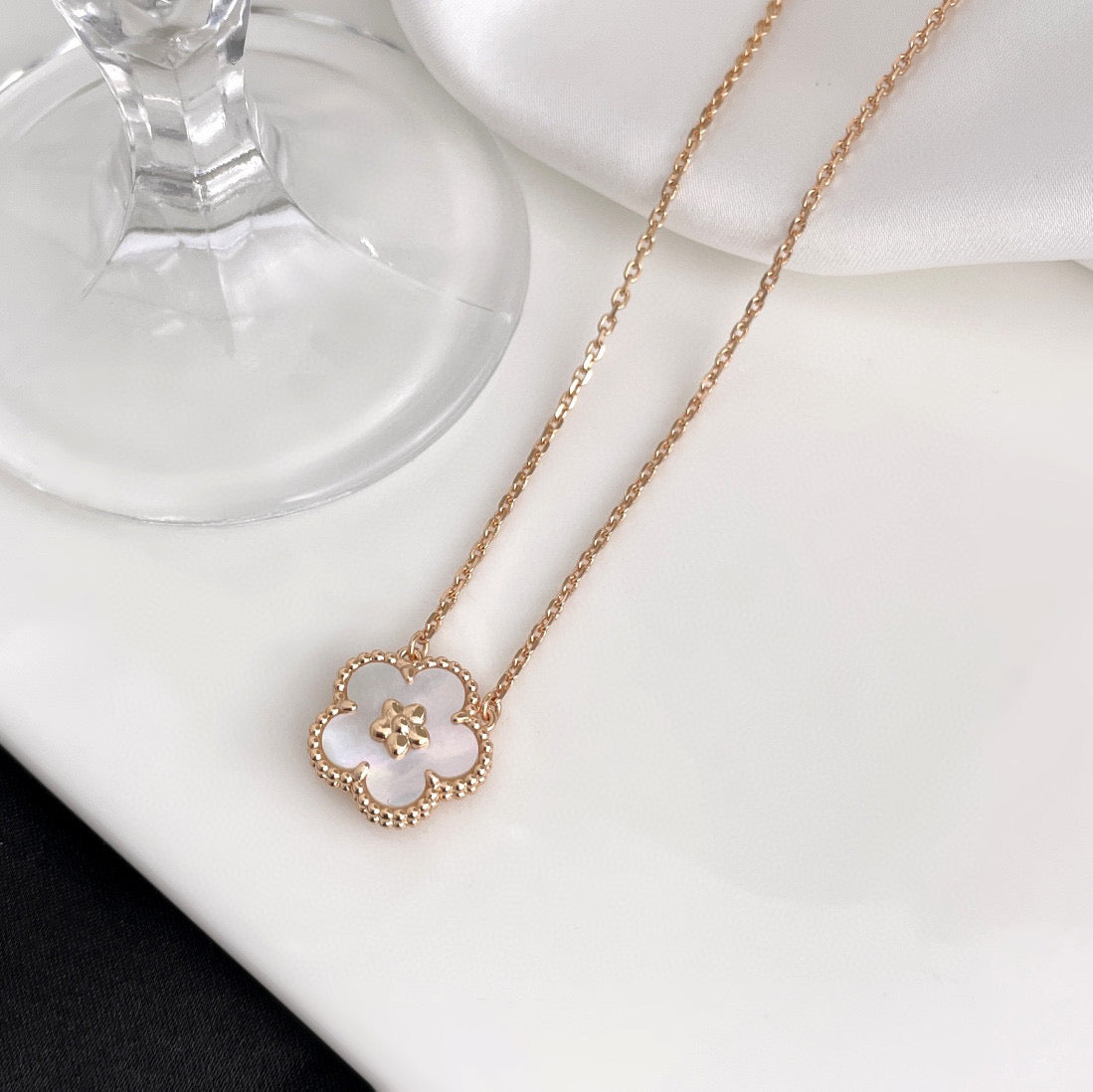 [Glow Muse]LUCKY  WHITE MOP  PLUM BLOSSOM NECKLACE