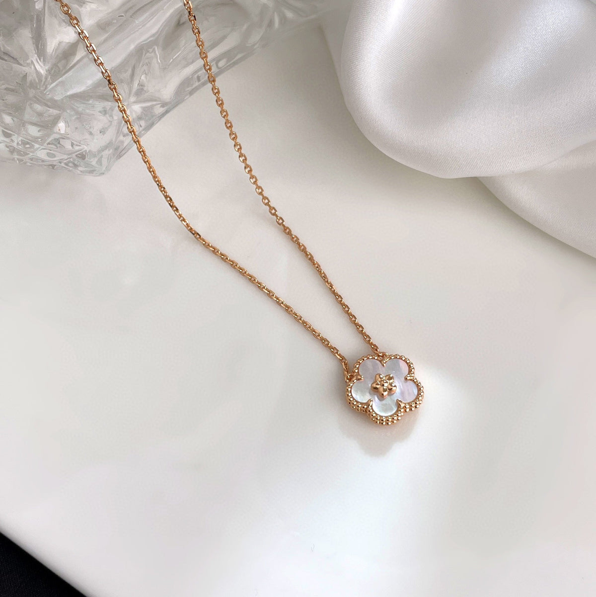 [Glow Muse]LUCKY  WHITE MOP  PLUM BLOSSOM NECKLACE
