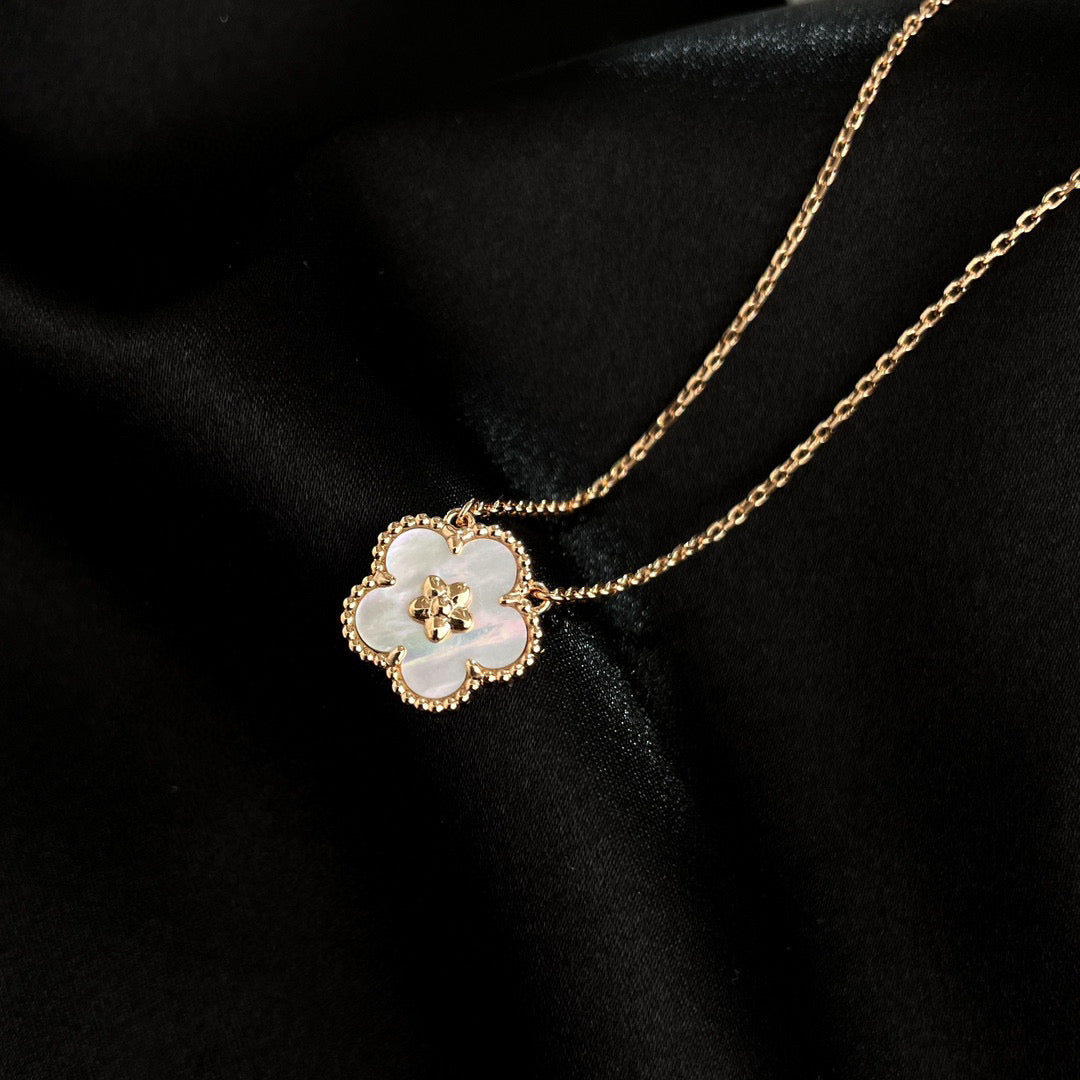 [Glow Muse]LUCKY  WHITE MOP  PLUM BLOSSOM NECKLACE