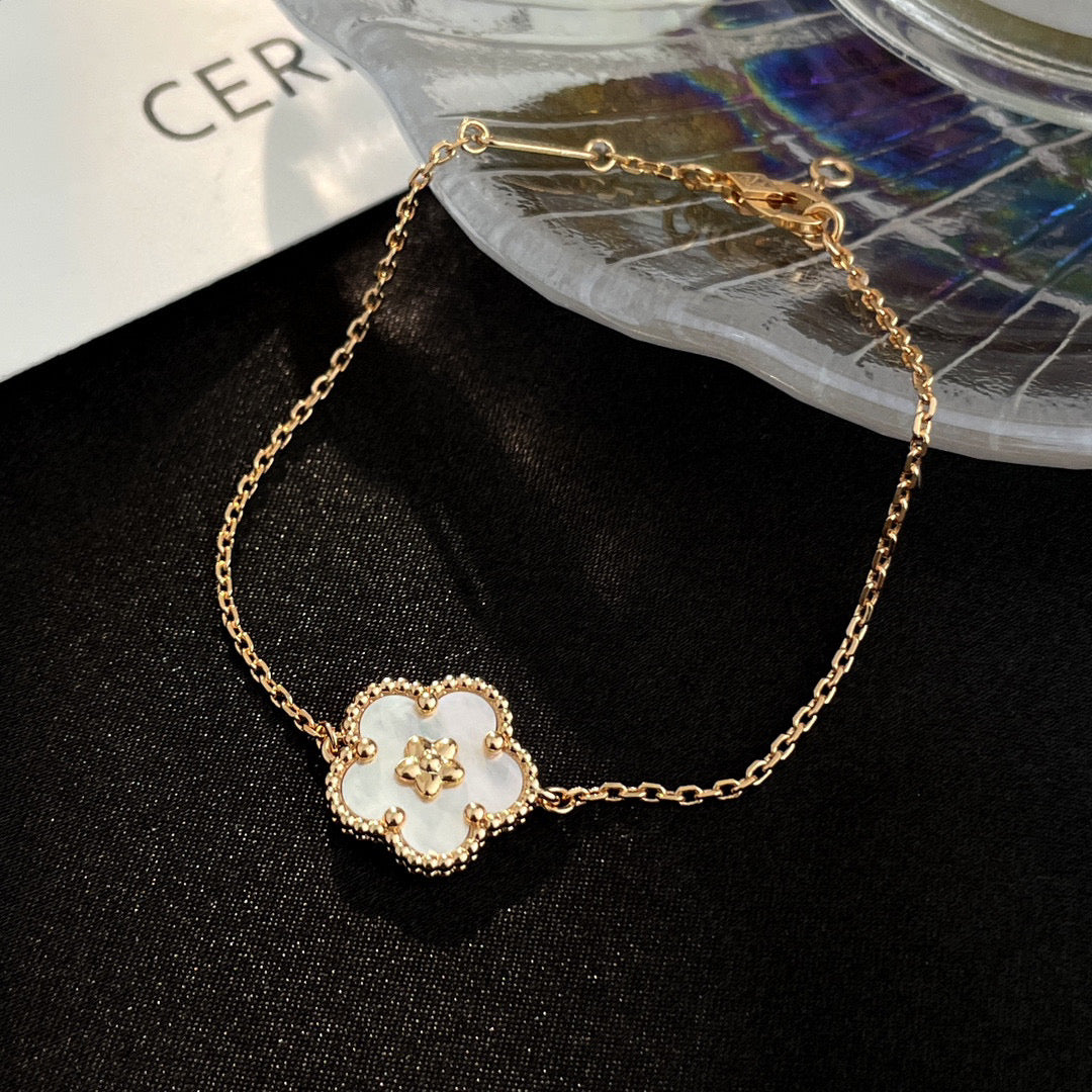 [Glow Muse]LUCKY WHITE MOP PLUM BLOSSOM  BRACELET