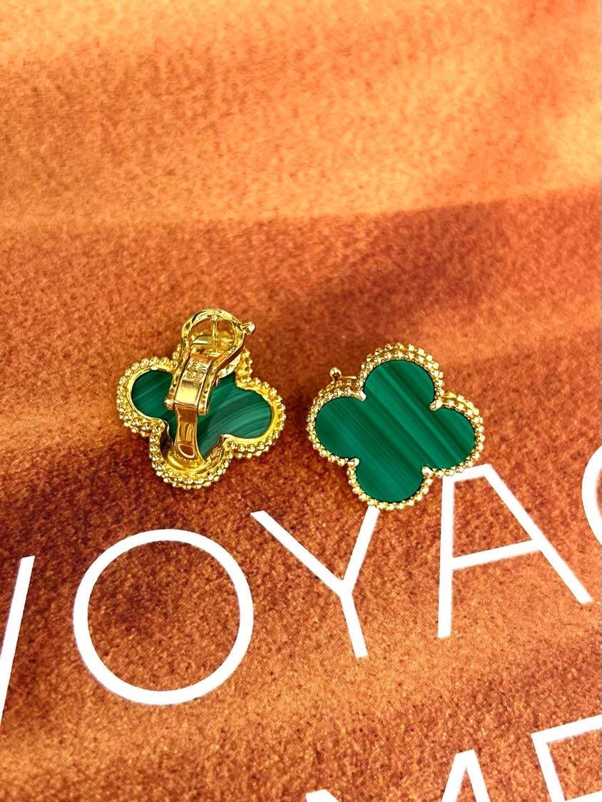 [Glow Muse] CLOVER LARGE (20mm) 1 MOTIFS GREENER MOP STUD EARRINGS