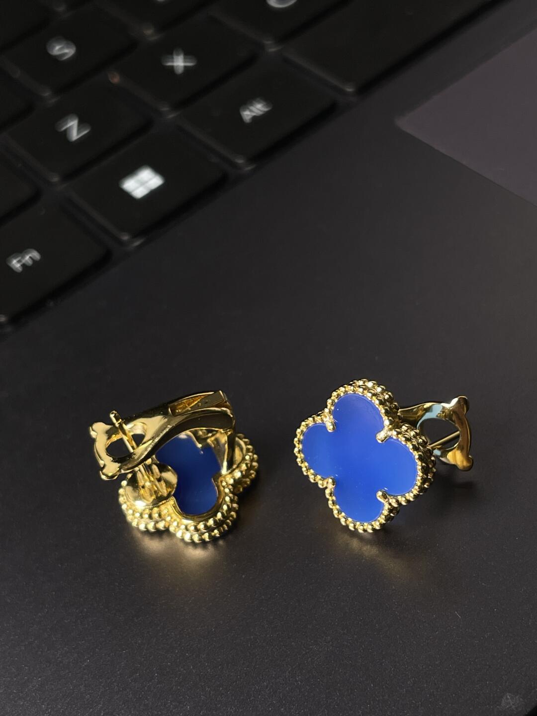 [Glow Muse] CLOVER LARGE (20mm) 1 MOTIFS BLUE MOP STUD EARRINGS