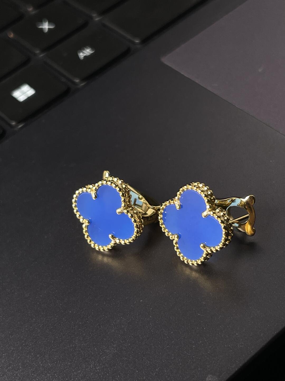 [Glow Muse] CLOVER LARGE (20mm) 1 MOTIFS BLUE MOP STUD EARRINGS