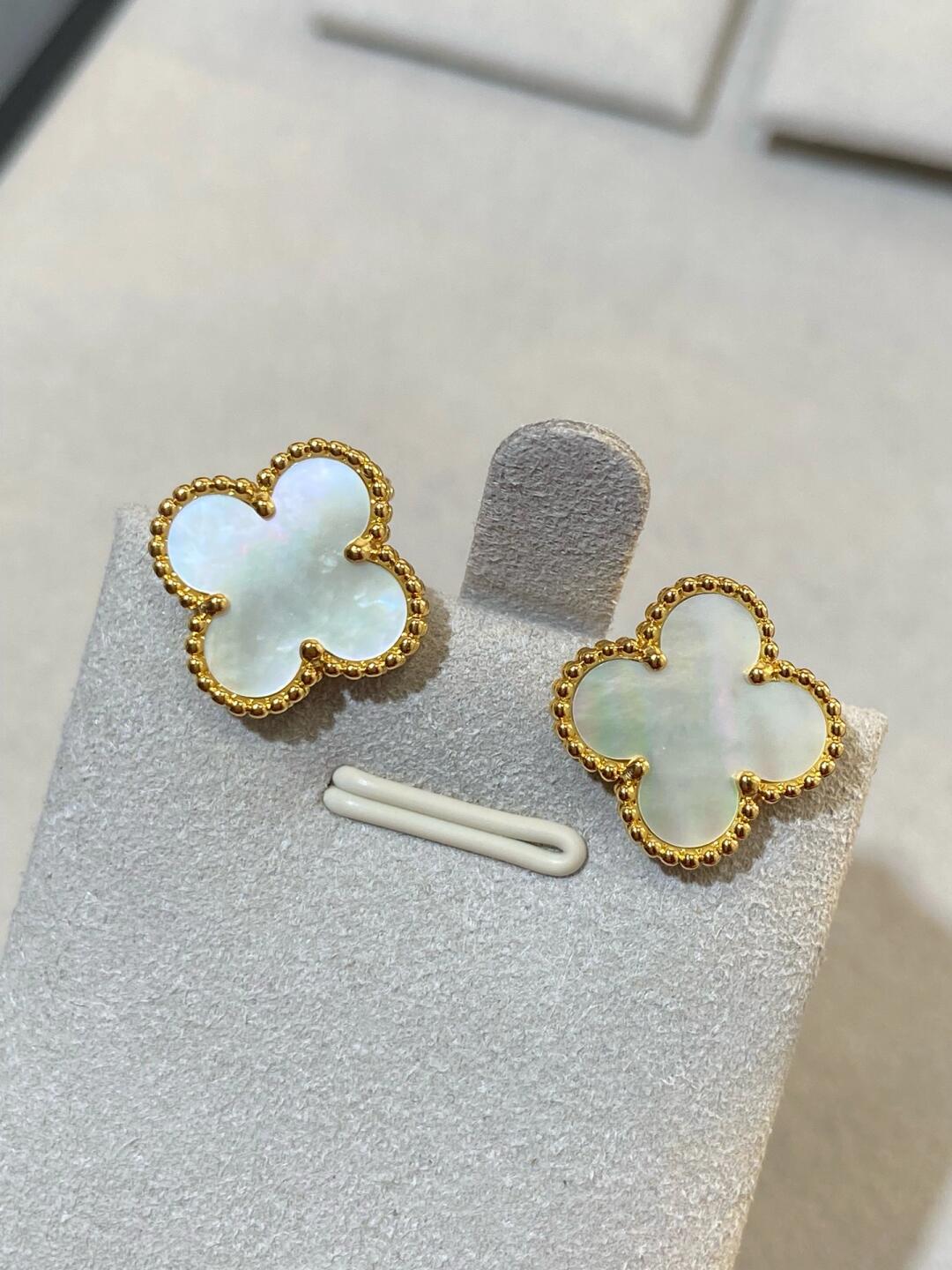 [Glow Muse] CLOVER LARGE (20mm) 1 MOTIFS WHITE MOP STUD EARRINGS