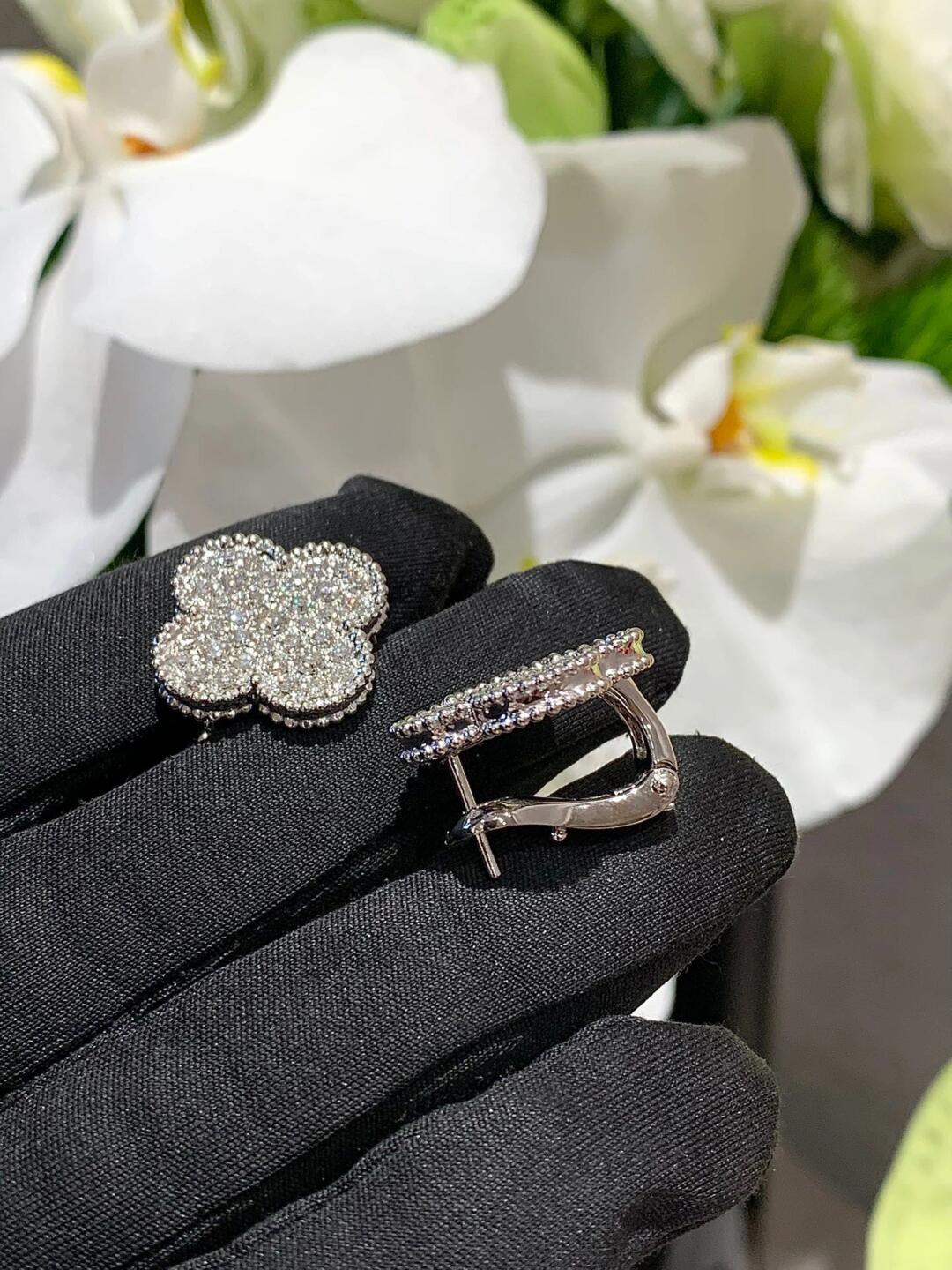 [Glow Muse]CLOVER 20MM MOTIFS DIAMOND STUD EARRINGS SILVER
