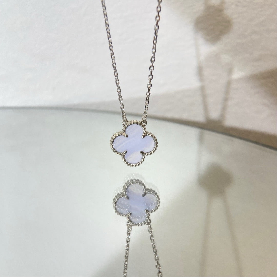[Glow Muse]CLOVER 15MM BLUE CHALCEDONY NECKLACE SILVER