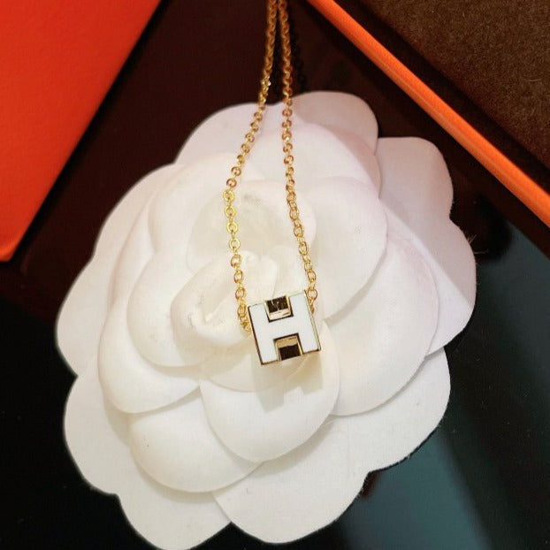 [Glow Muse]H WHITE SQUARE GOLD NECKLACE