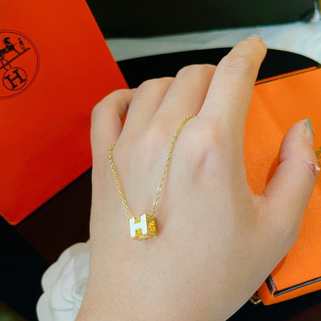 [Glow Muse]H WHITE SQUARE GOLD NECKLACE