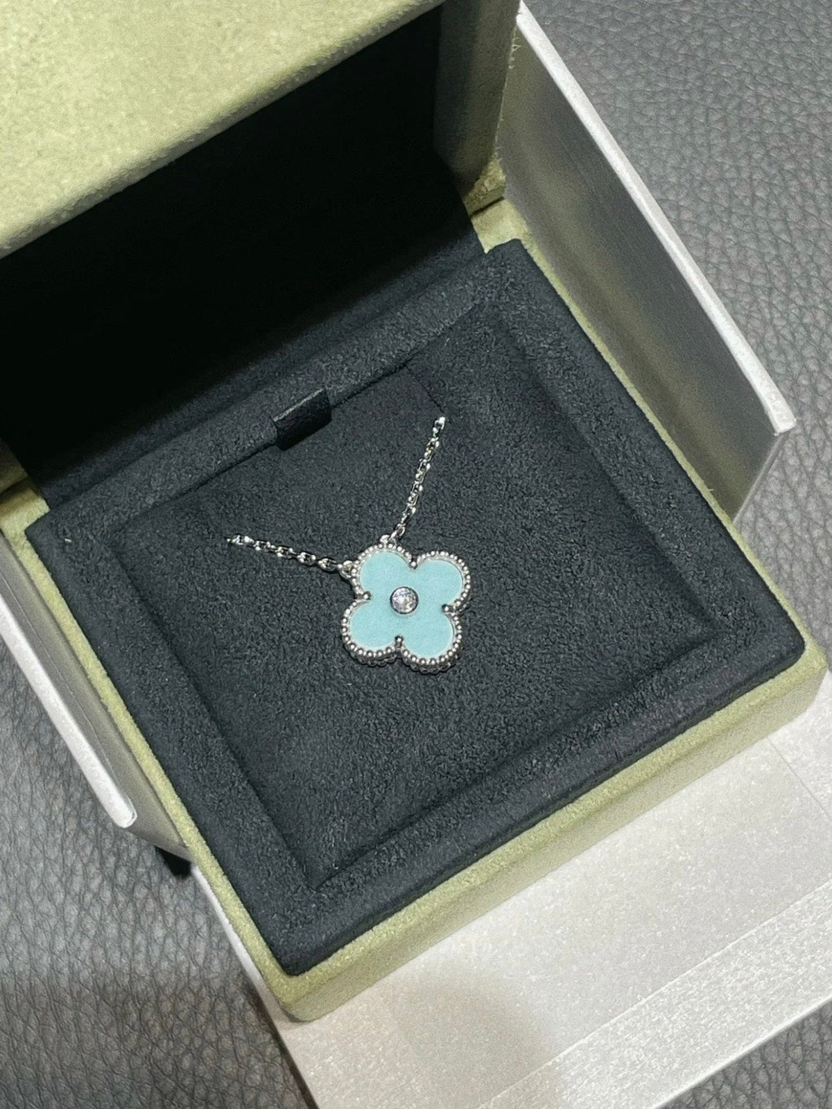 [Glow Muse]CLOVER 1 DIAMOND LIGHT BLUE SILVER NECKLACE