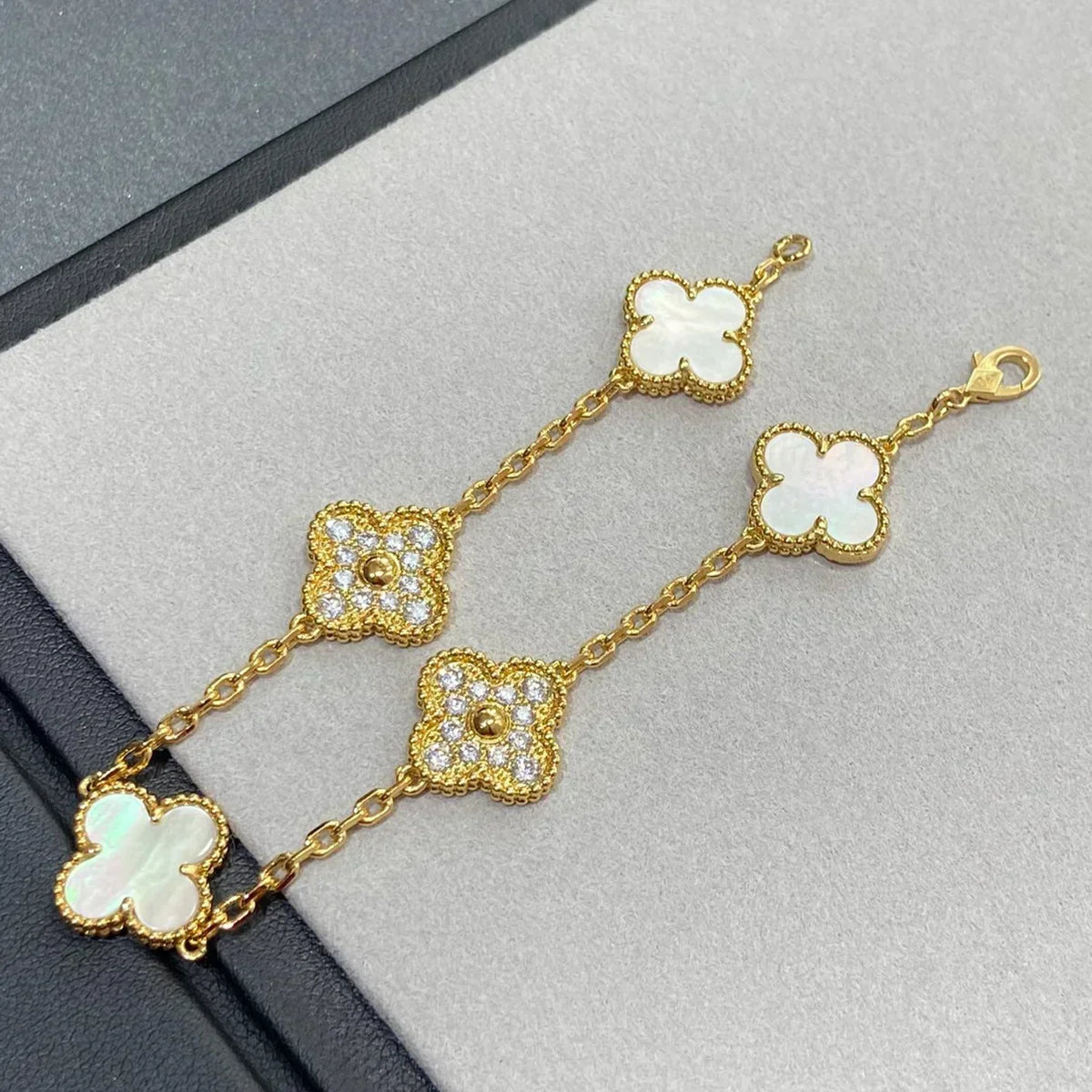 [⭐Glow Muse]CLOVER WHITE PEARL MOP 5 MOTIF BRACELET COLLECTION